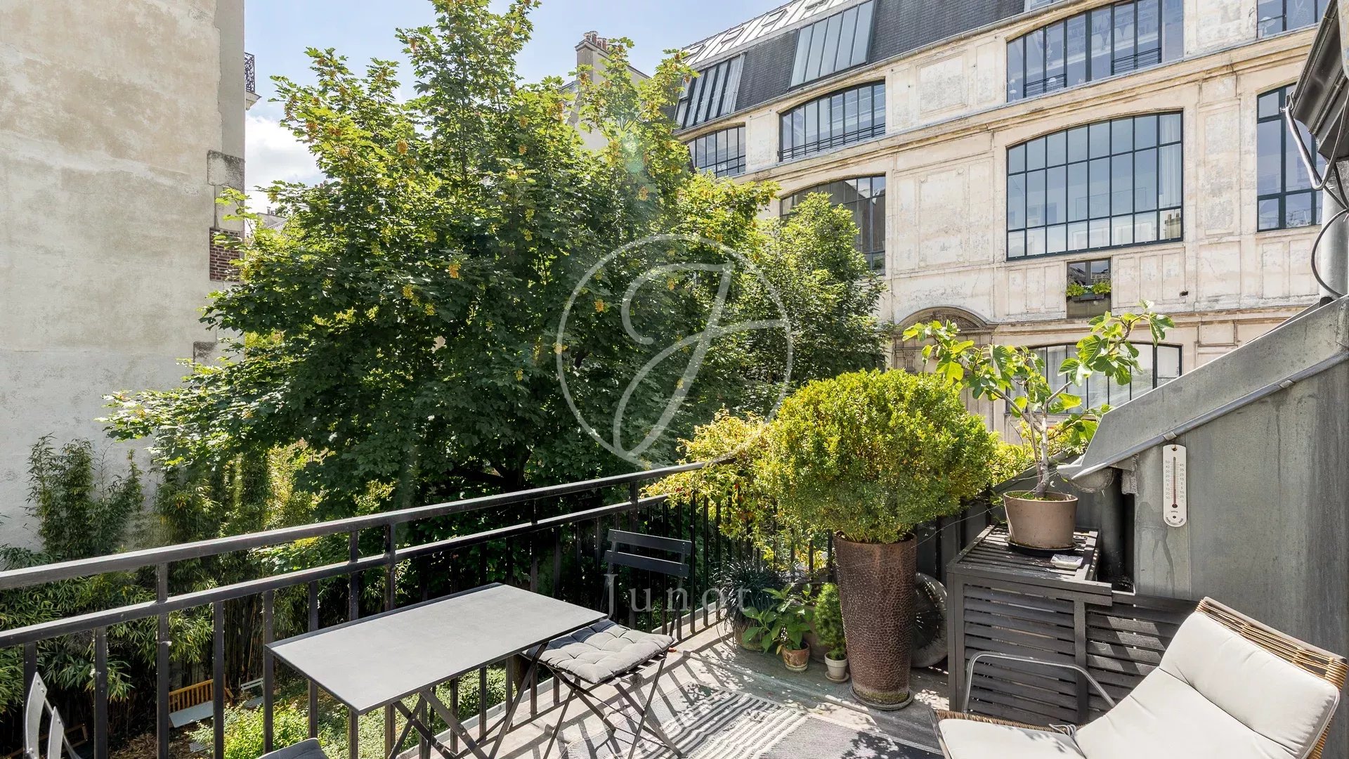 Paris 9e - MARTYRS - Duplex à vendre - 5 pièces - 122,18m² Carrez - 160,45m² au sol – Terrasse 10,01m² - Vue dégagée sur jardin.