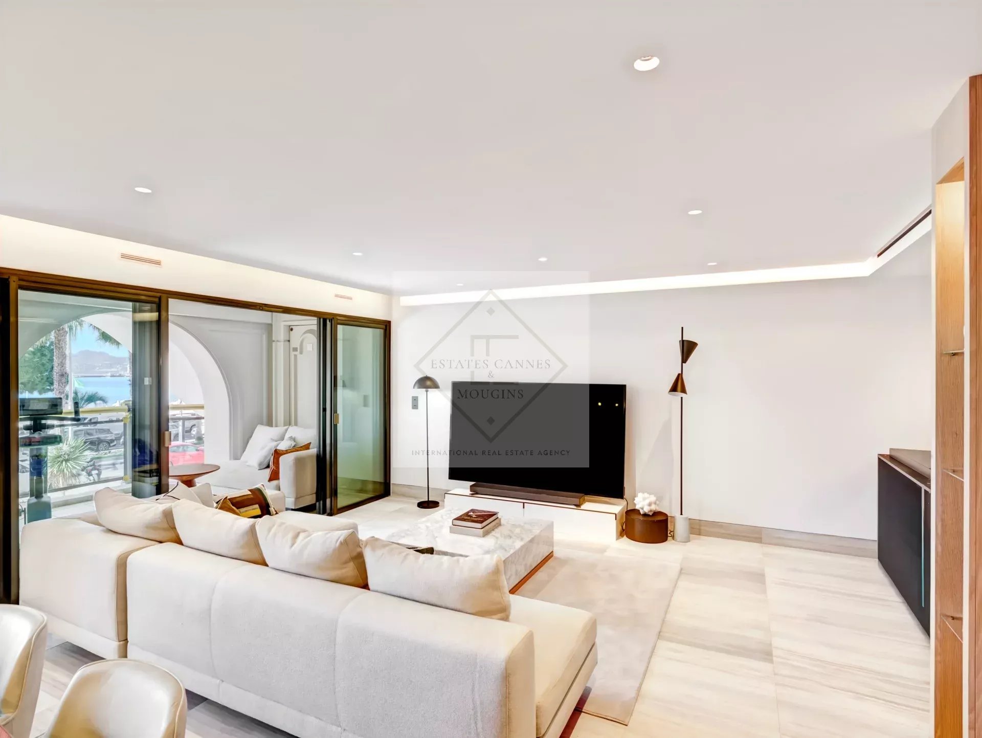 Cannes – Croisette : Appartement d’exception dans résidence historique avec vue mer panoramique — photo 23