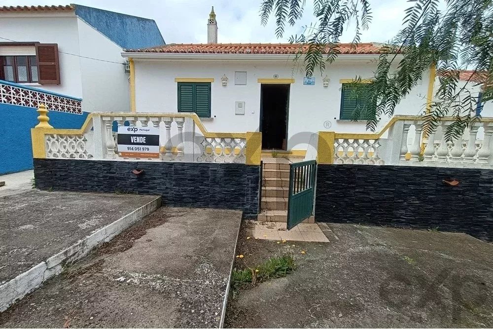 Moradia térrea T3 com jardim e garagem no baixo Alentejo, Portugal.