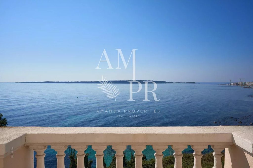 Villa for sale in Cannes — Villa foot in the water, unique in Cannes with access sea private.