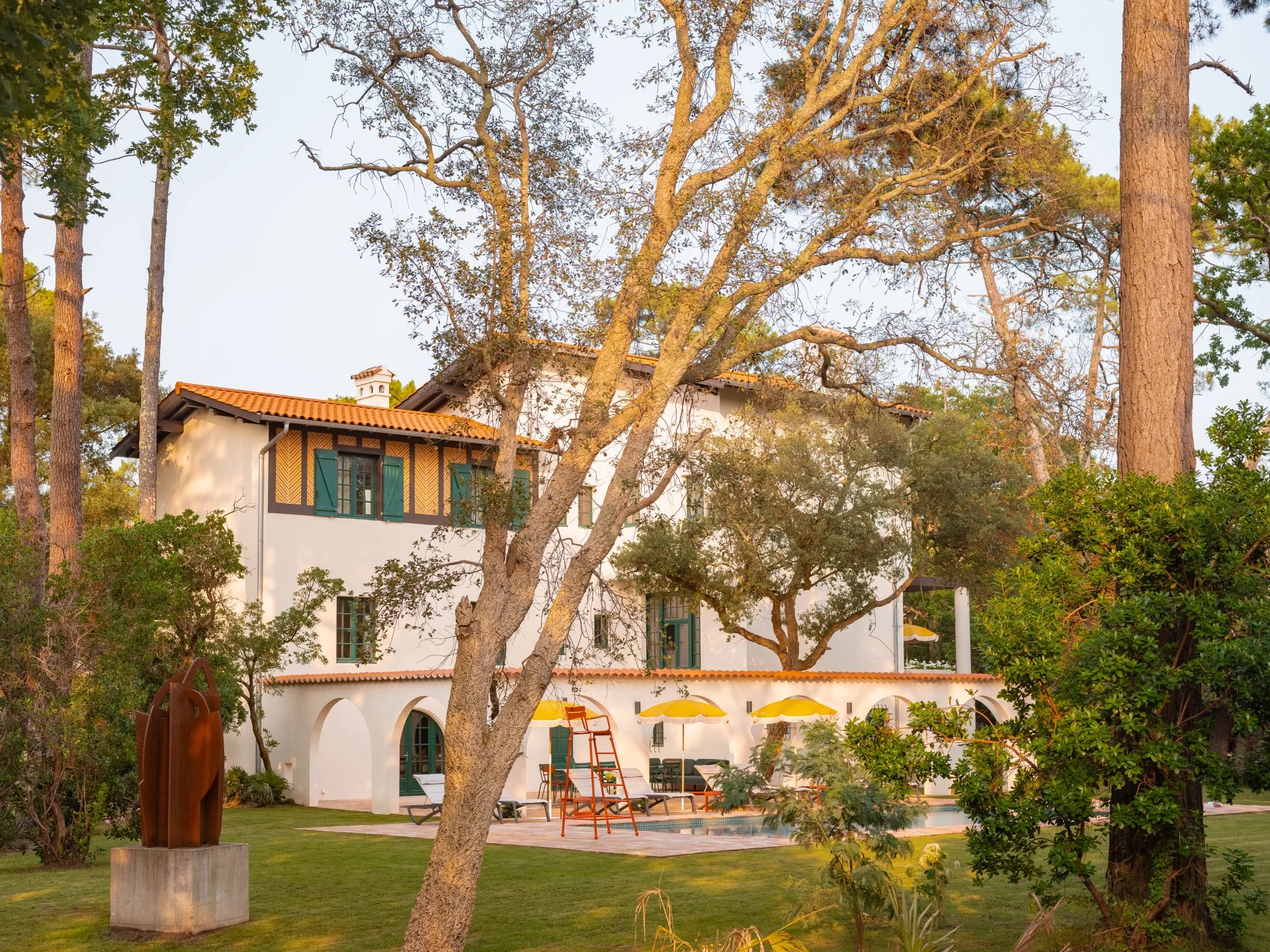 ALMA – Exquisite architect-designed villa nestled between the Lake and the Ocean, featuring a stunning pool. - picture 3