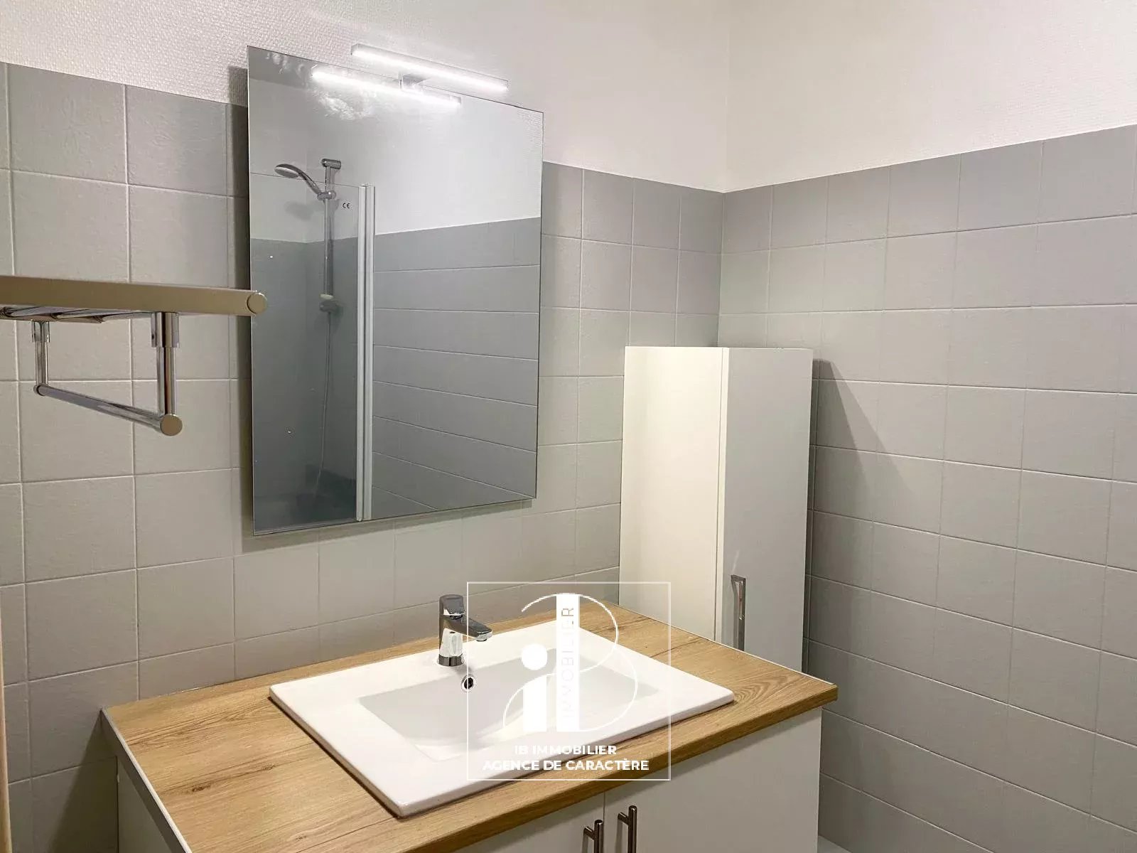 FONTAINEBLEAU T2 - 43 M² - NEAR TOWN CENTER - FURNITURE - PARKING SPACE