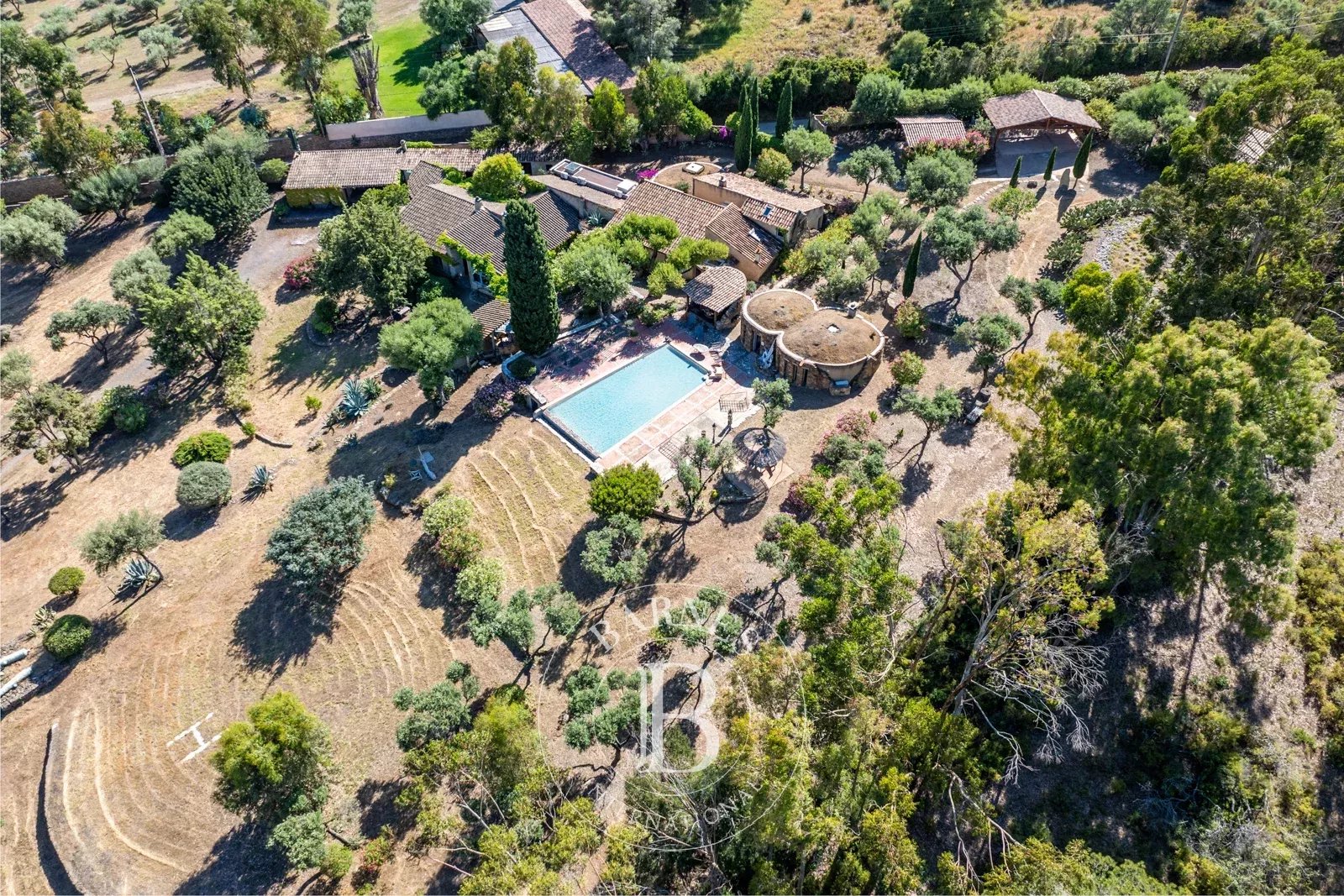 Saint-Florent, exceptional estate, 8 rooms, walking distance to beach, swimming pool, panoramic sea view - picture 20 title=
