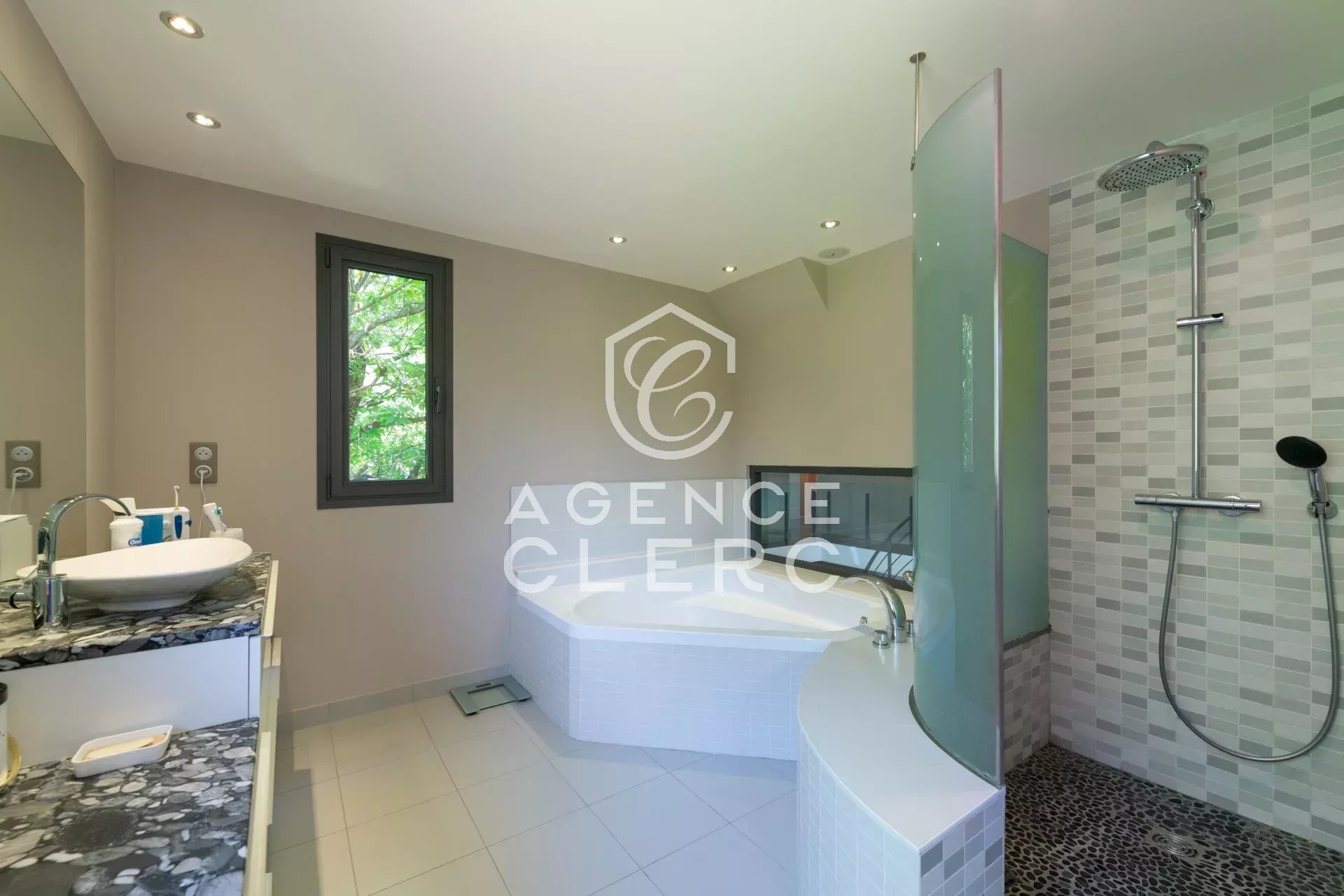 6 Bedroom Villa/Townhouse's Image 22