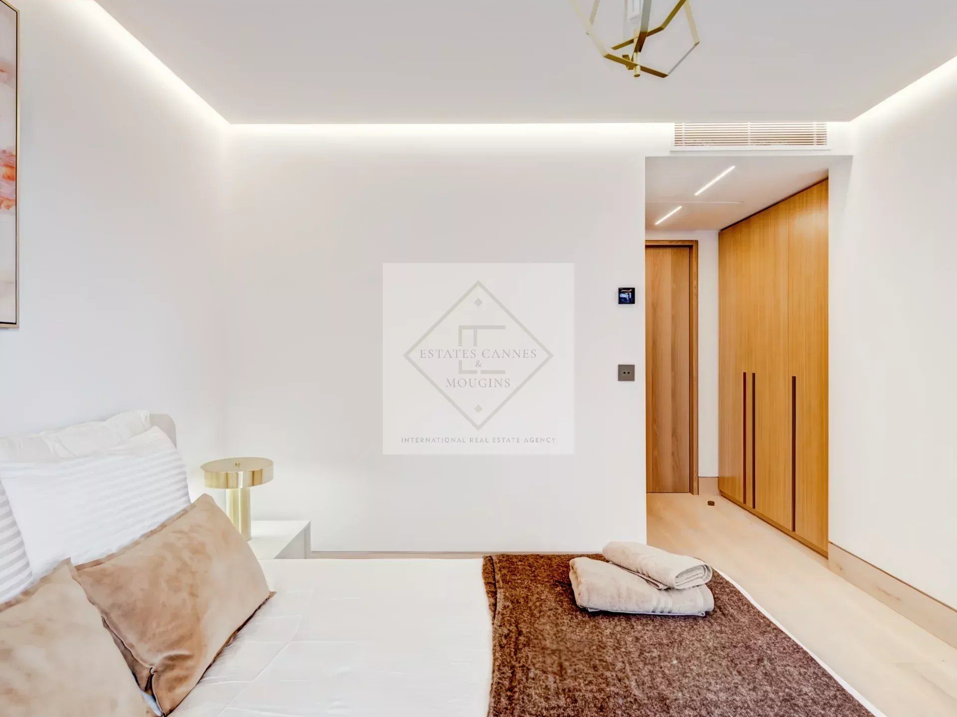 Cannes – Croisette : Appartement d’exception dans résidence historique avec vue mer panoramique — photo 19
