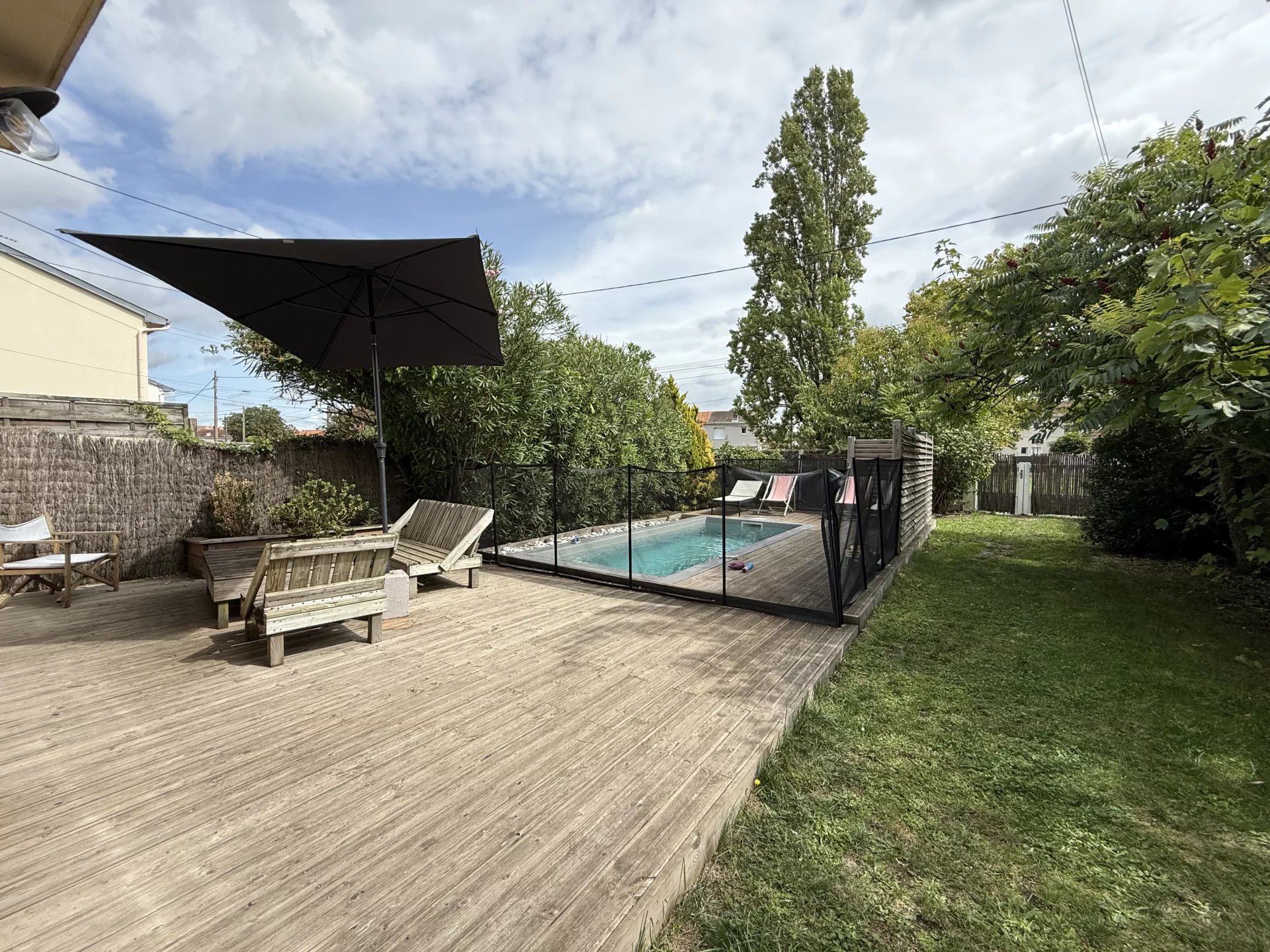 Maison 100m² sur une parcelle de 370m² avec piscine idéalement situé à BRUGES