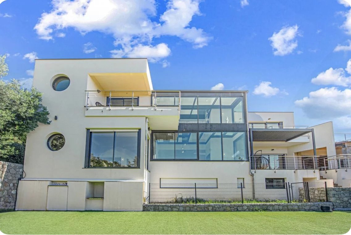 Villa contemporánea en Cap Martin con vistas al mar, cerca de Mónaco.
