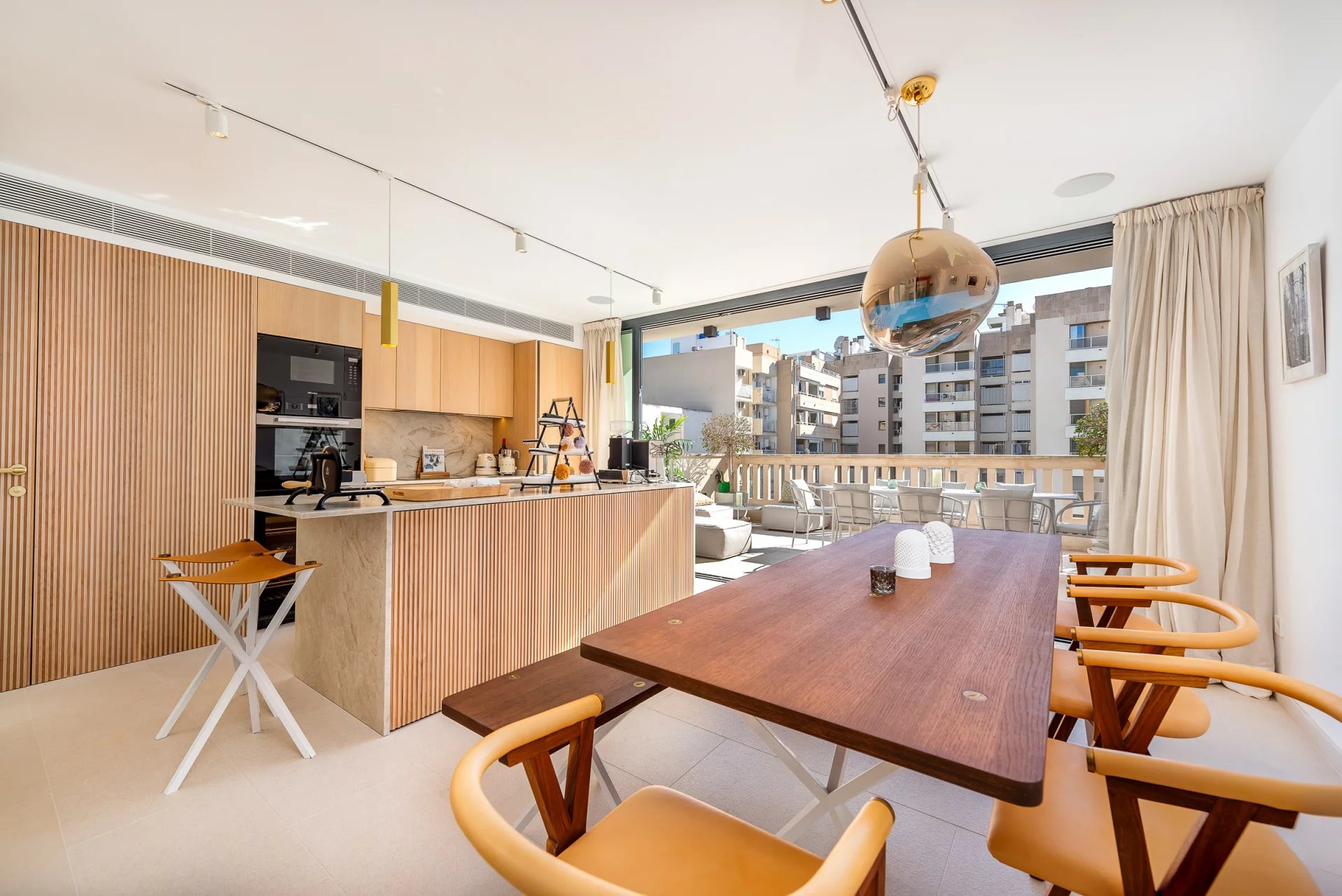 Stunning Townhouse with Spa, Pool and Lift