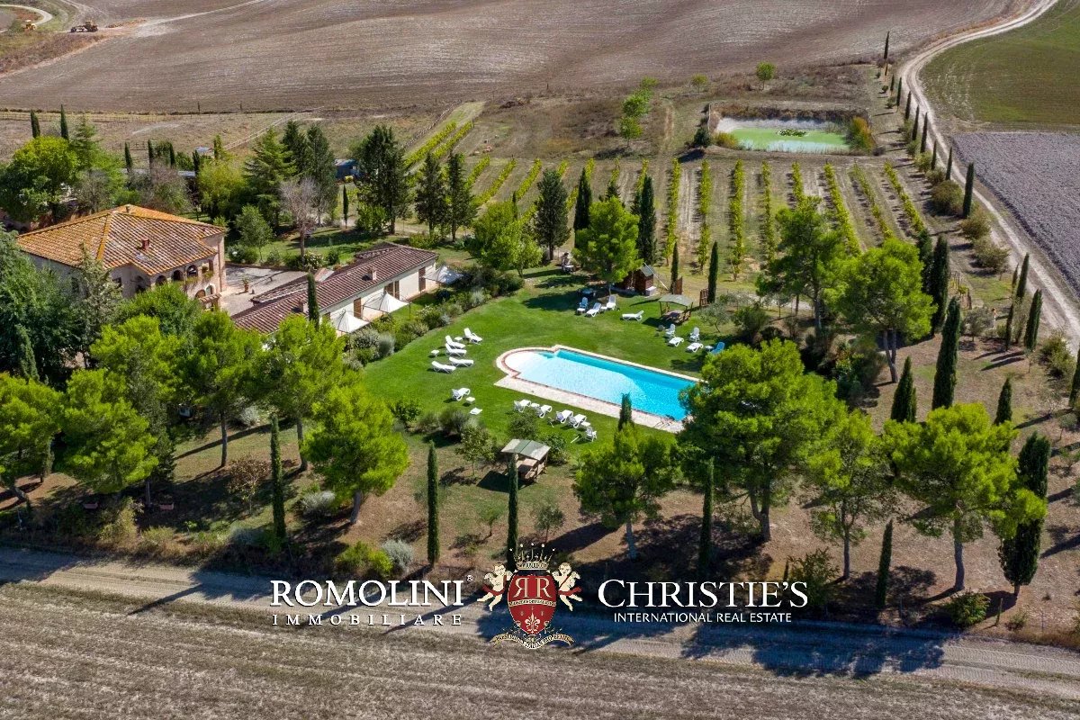 VILLA CON PISCINA E VIGNETO IN VENDITA A SIENA, TOSCANA