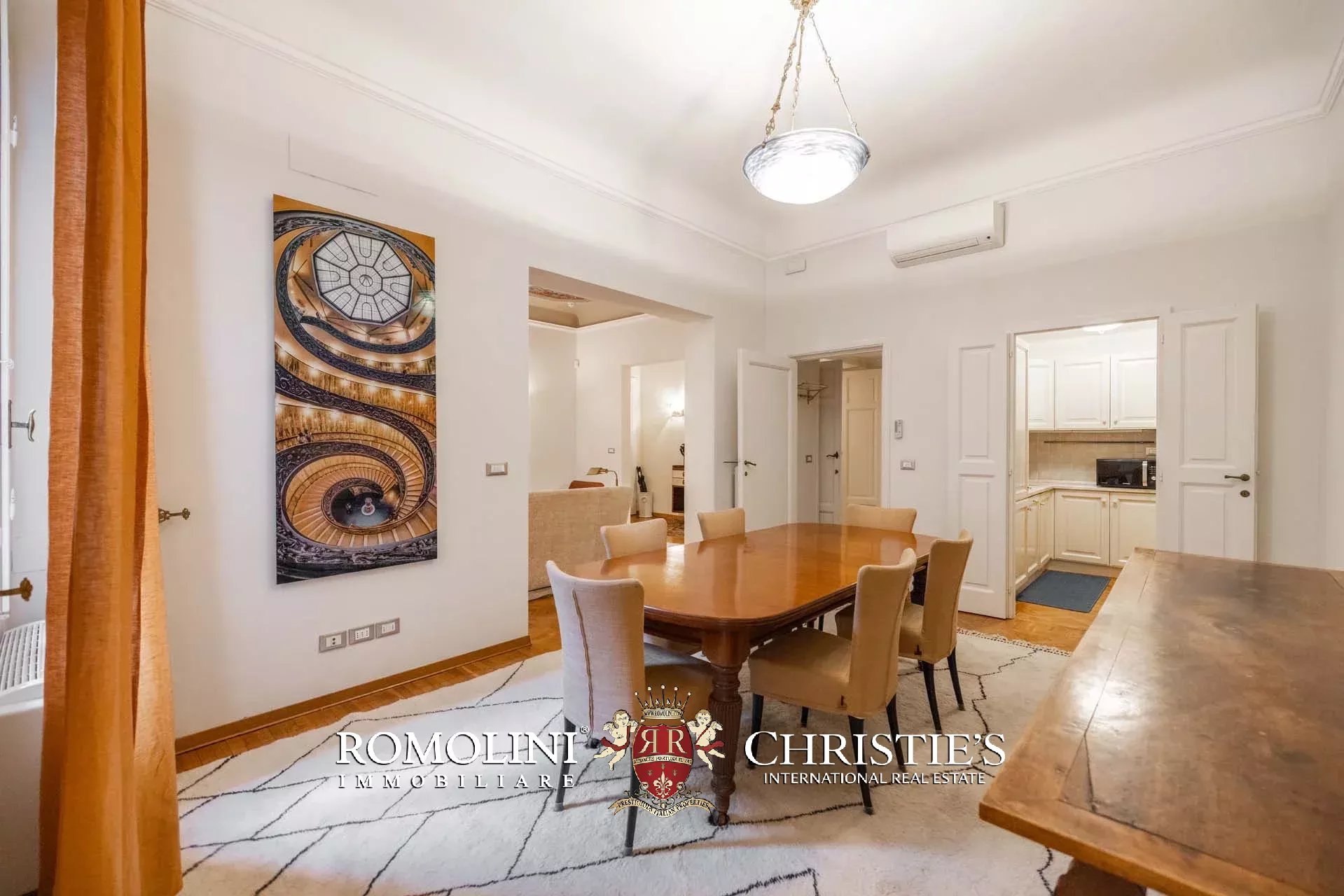 PRACHTVOLLER RESTAURIERTER PALAZZO MIT BLICK AUF DAS HISTORISCHE ZENTRUM VON FLORENZ ZU VERKAUFEN