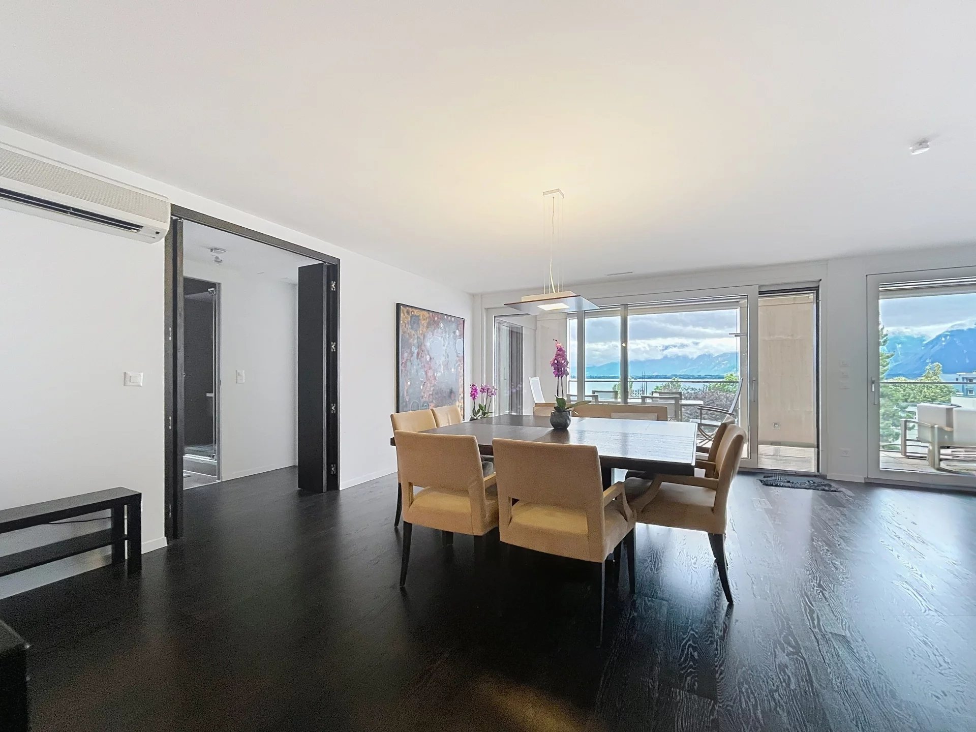 6.5-room apartment with panoramic views of the lake and the Dents du Midi