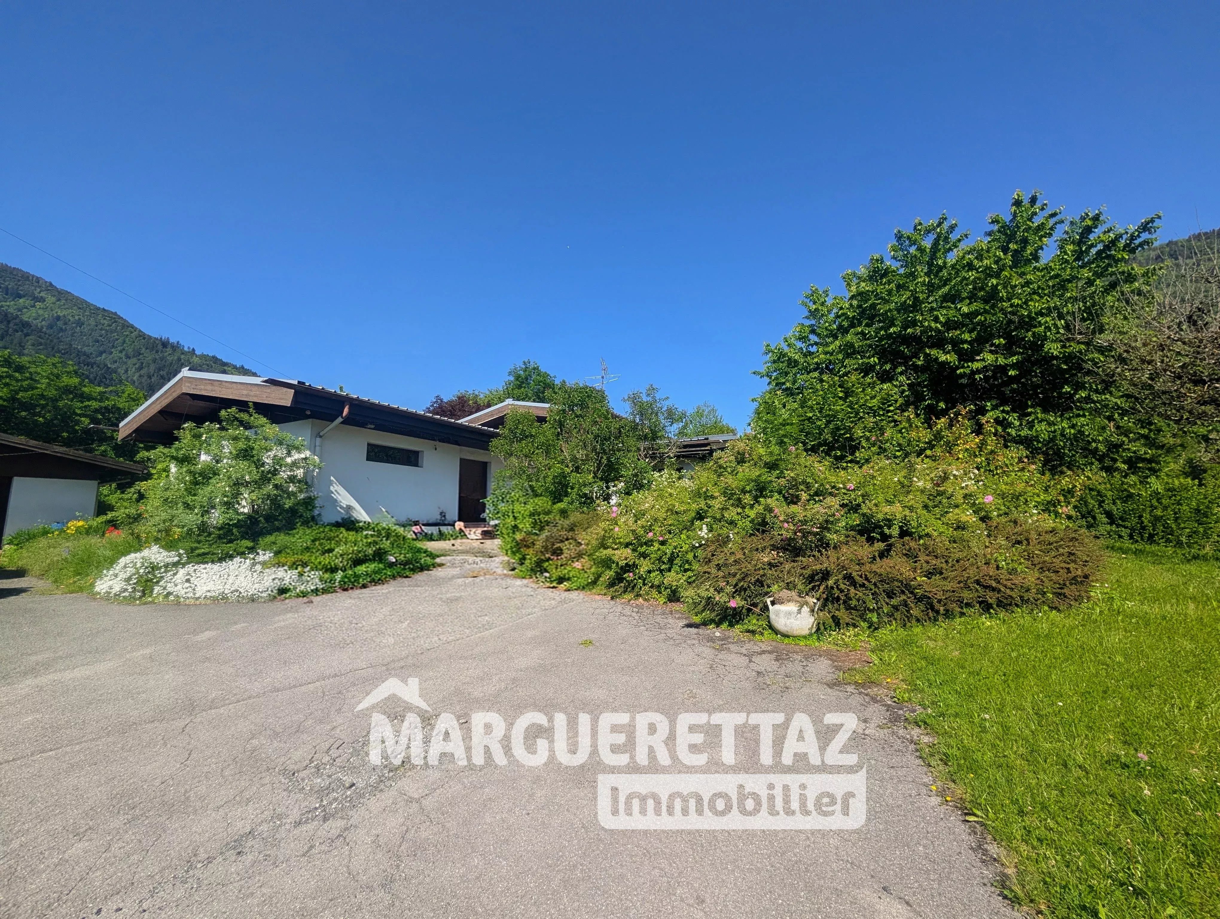 Maison de 115m² avec dépendances et garages - 2400m² terrain - St Jeoire