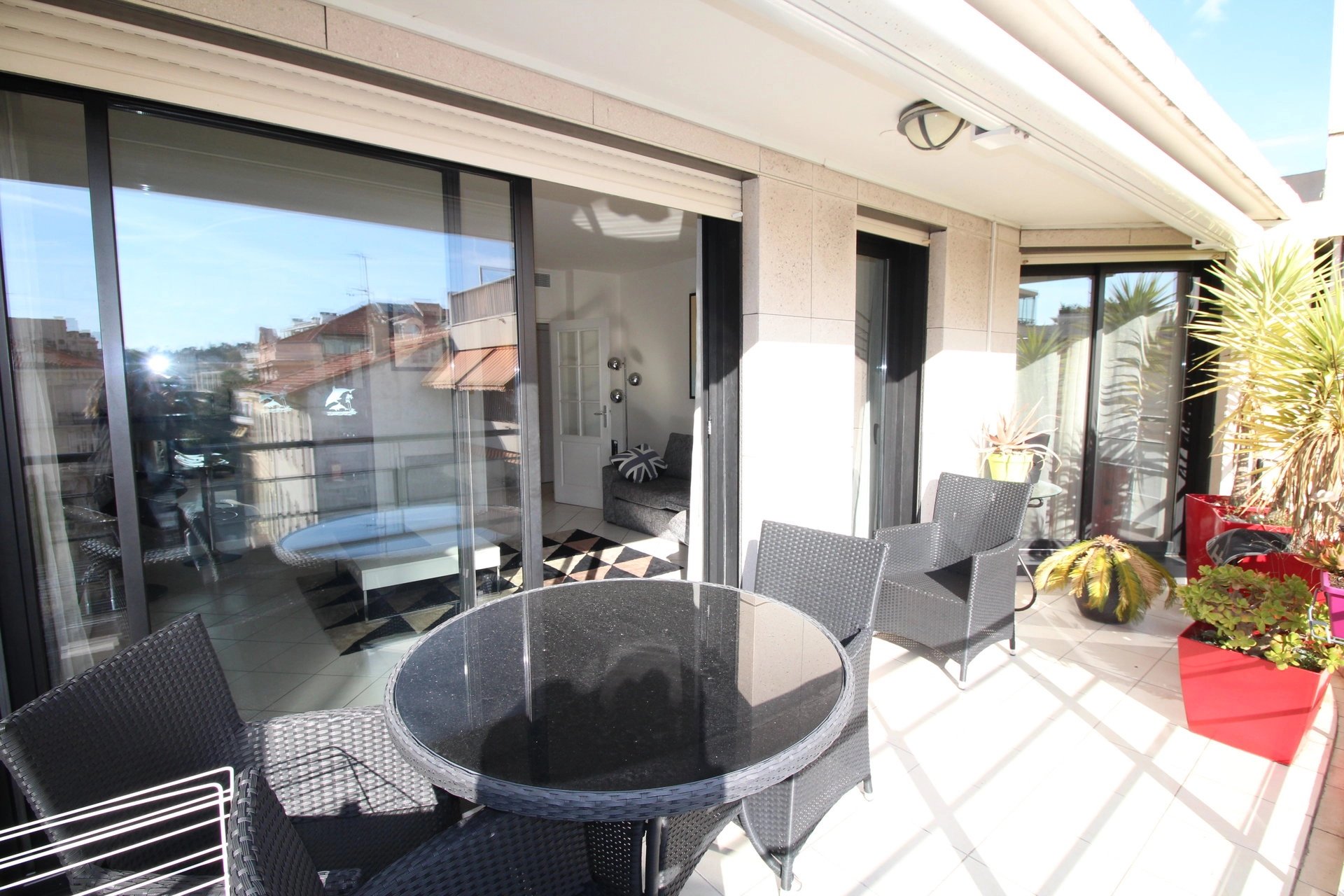 Cannes, Banane, one bedroom apartment on the top floor. Terrace and Parking.