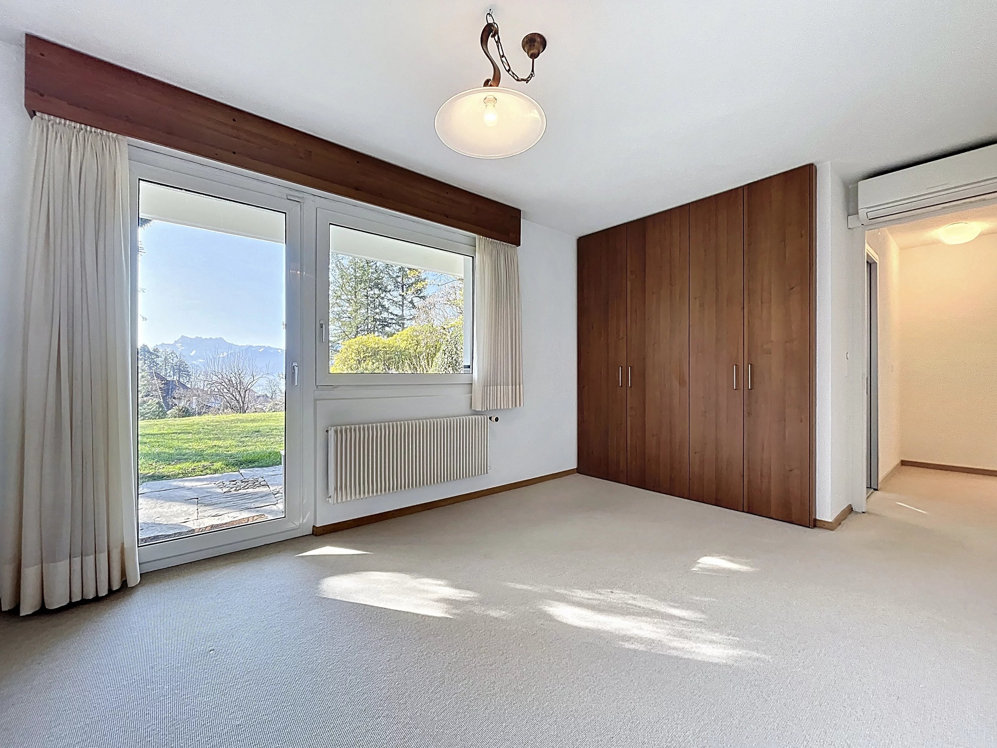 Propriété d’exception de 7.5 pièces avec piscine