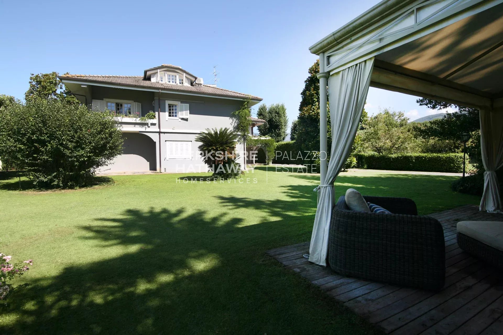 Magnificent detached villa with a large garden, minutes from the sea and Pietrasanta