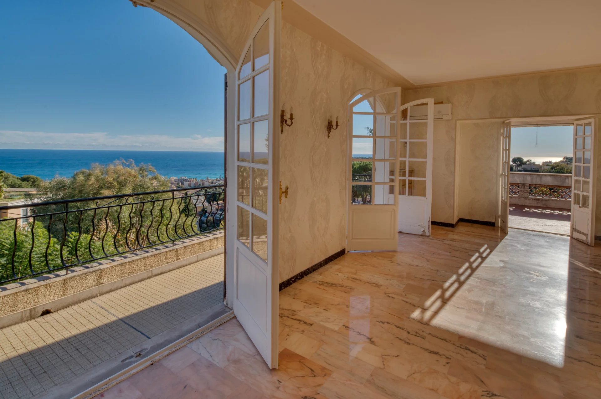 Roquebrune Cap Martin -Rare Opportunité : Villa Vue Mer Panoramique à Fort Potentiel – Monaco Proche