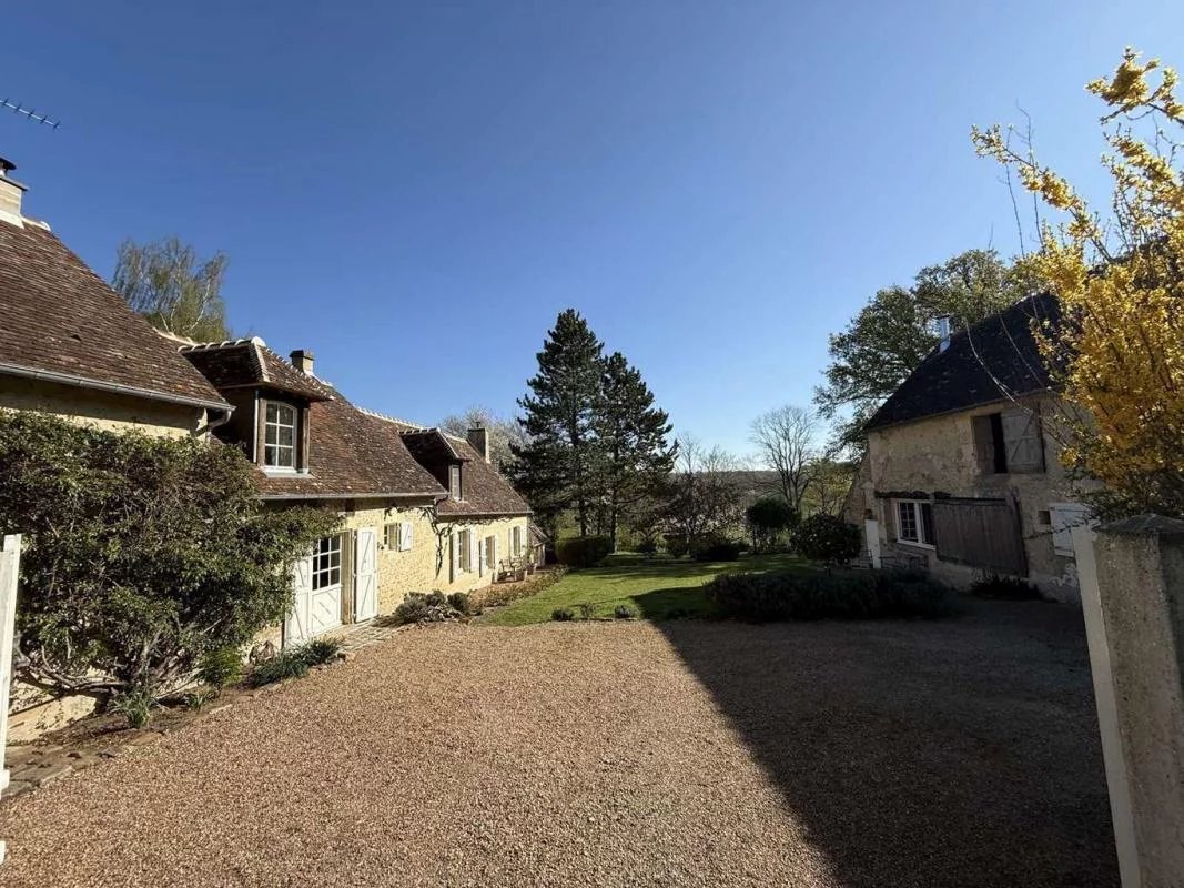 Propriété de campagne dans le Perche sur site dominant, 2 hectares et sa piscine