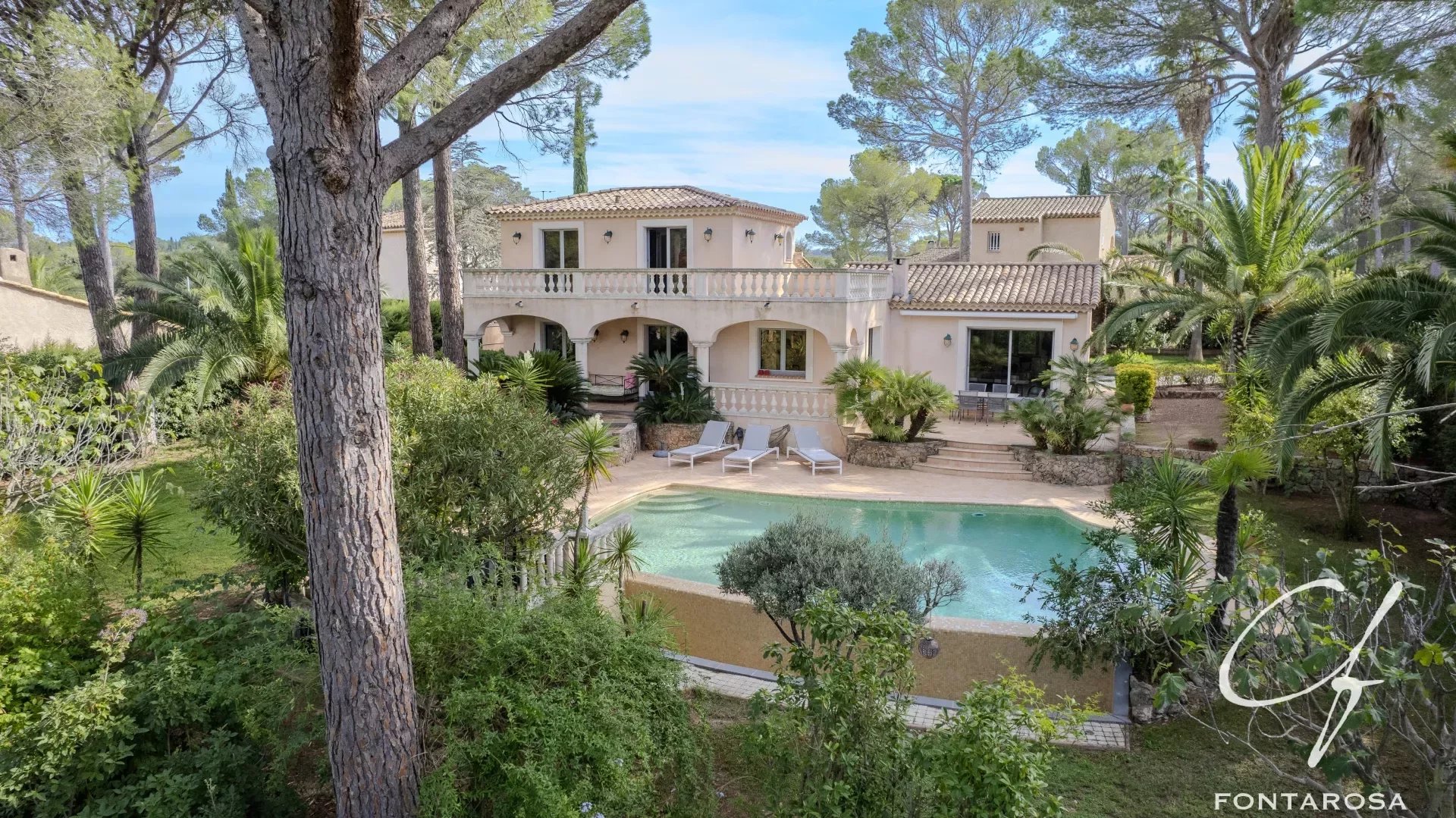 Somptueuse Villa Néoprovençale au Cœur des Golfs avec Piscine et Jardin Paysager