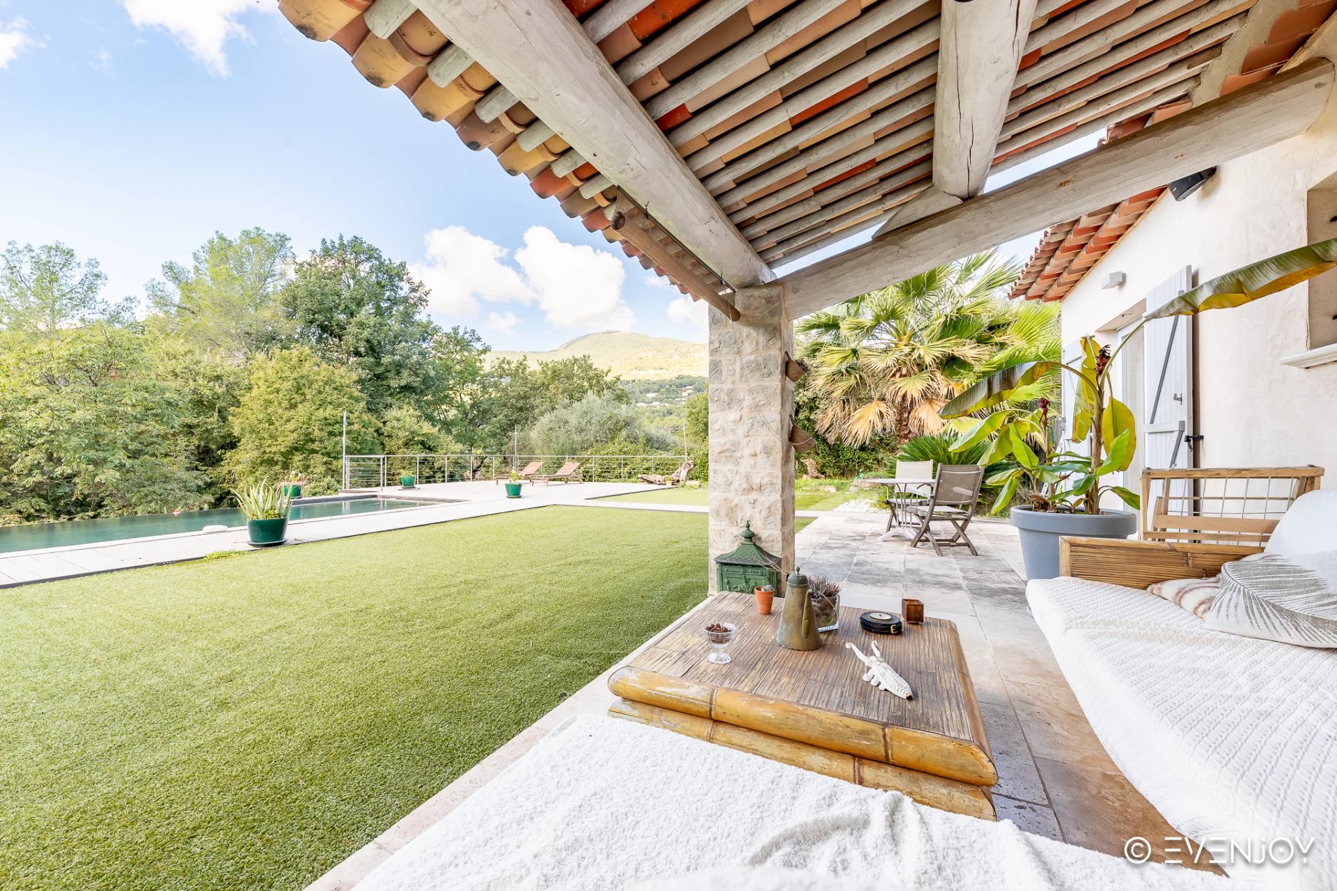 BELLE VILLA -TOURRETTES SUR LOUP. PISCINE. BEAU TERRAIN.