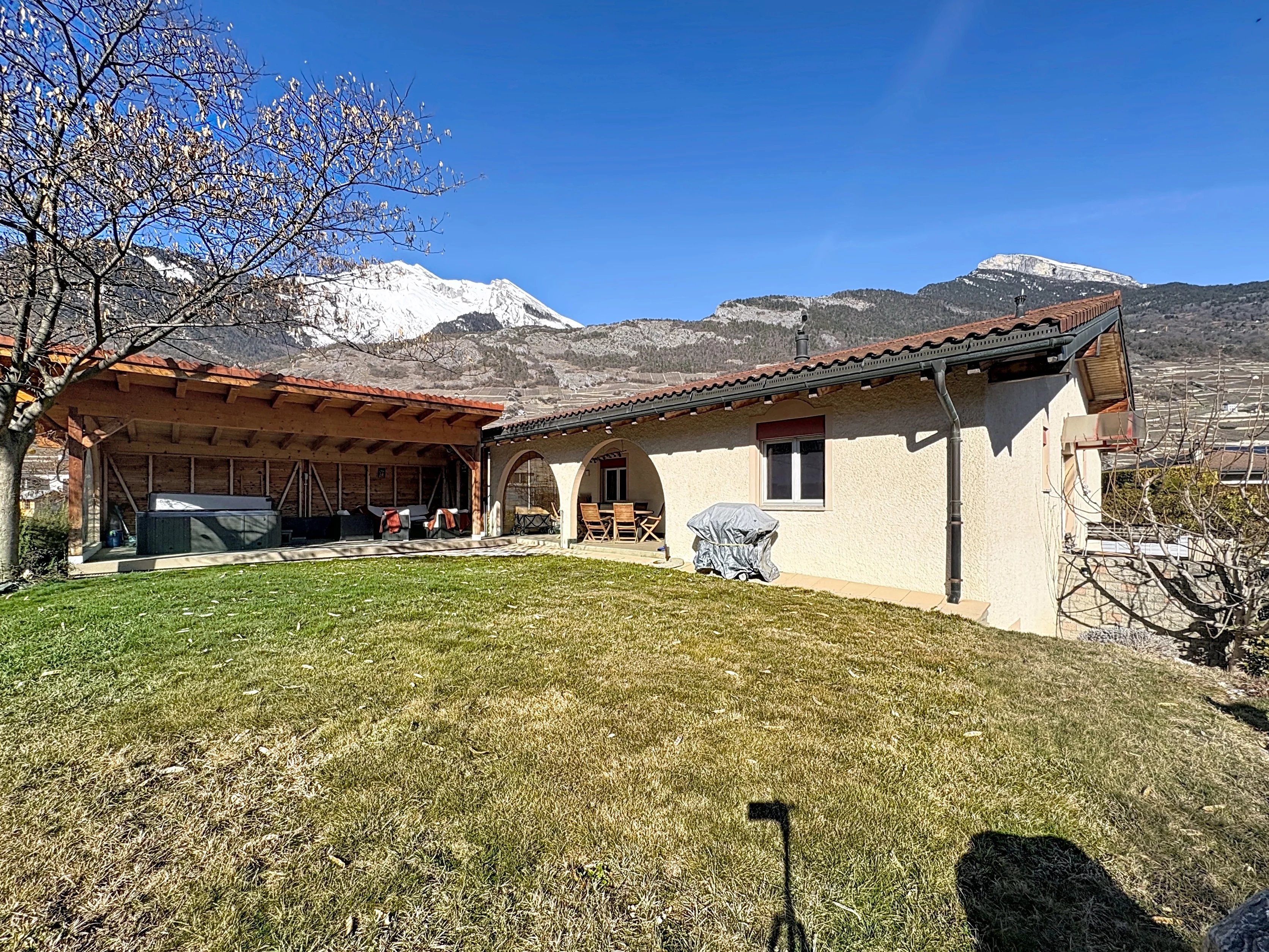Spacieuse villa au calme, terrasse et jacuzzi