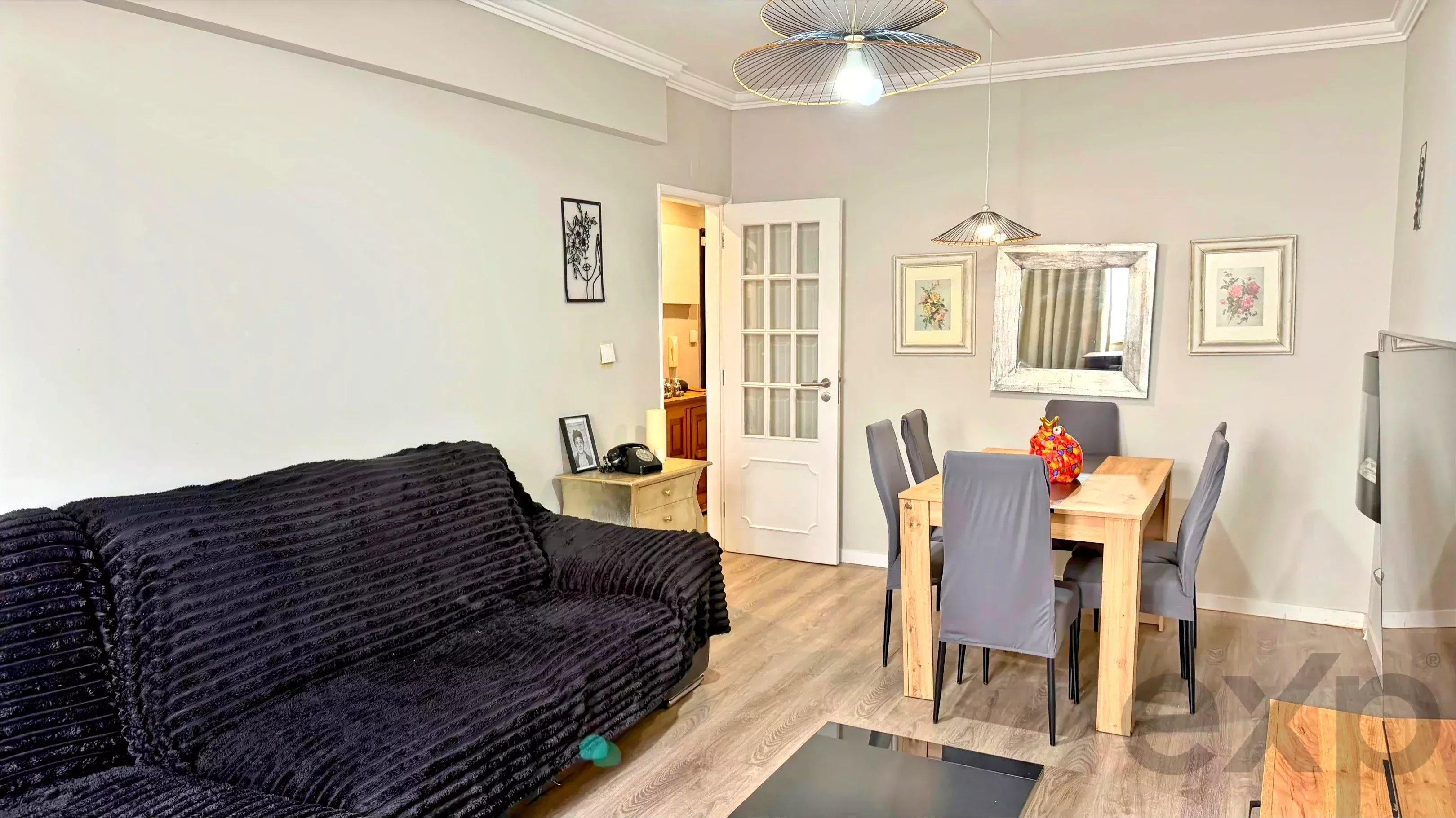 Modern Retreat a Short Walk from Seixal Bay – T2 Arrentela Renovated and Cozy! 87124777 image 1
