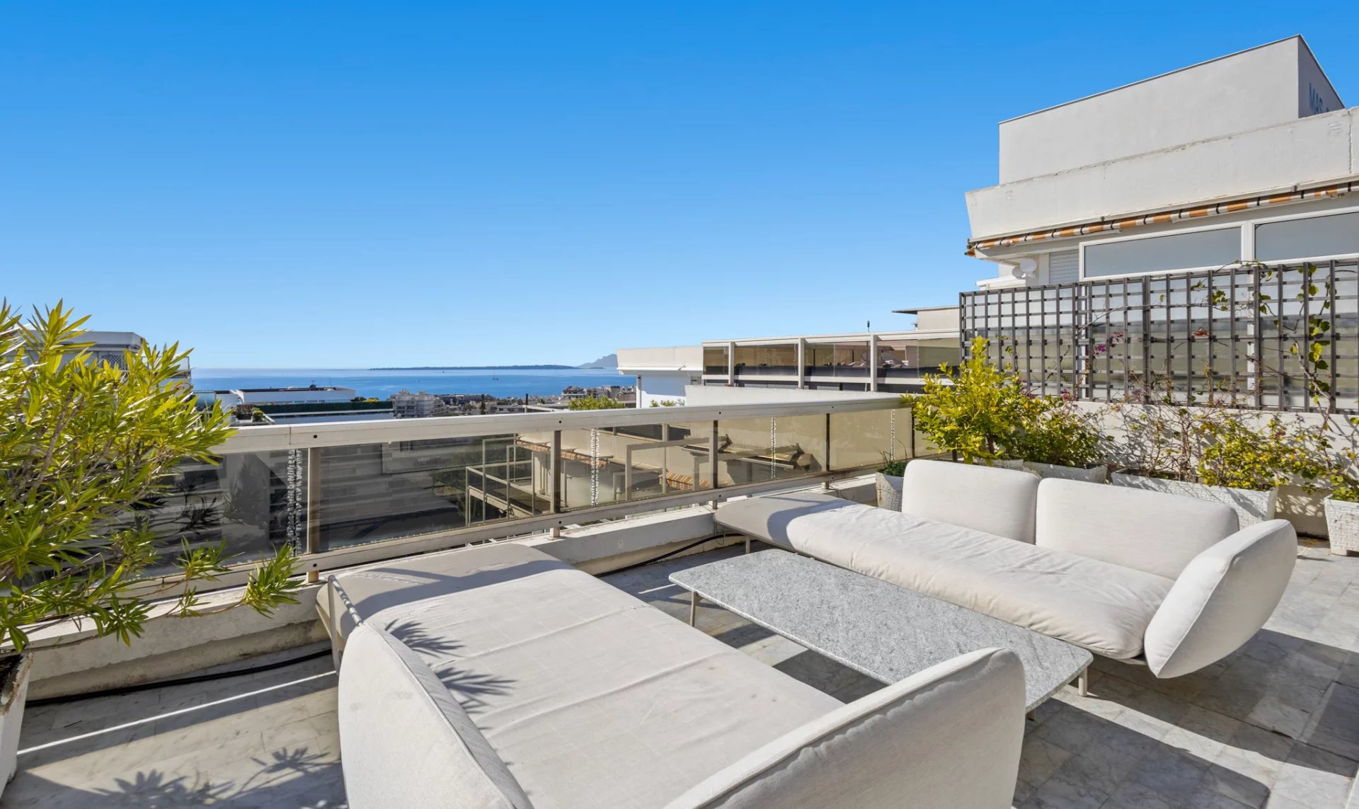 JUAN-LES-PINS – Rostagne: Penthouse Villa with Panoramic Sea View