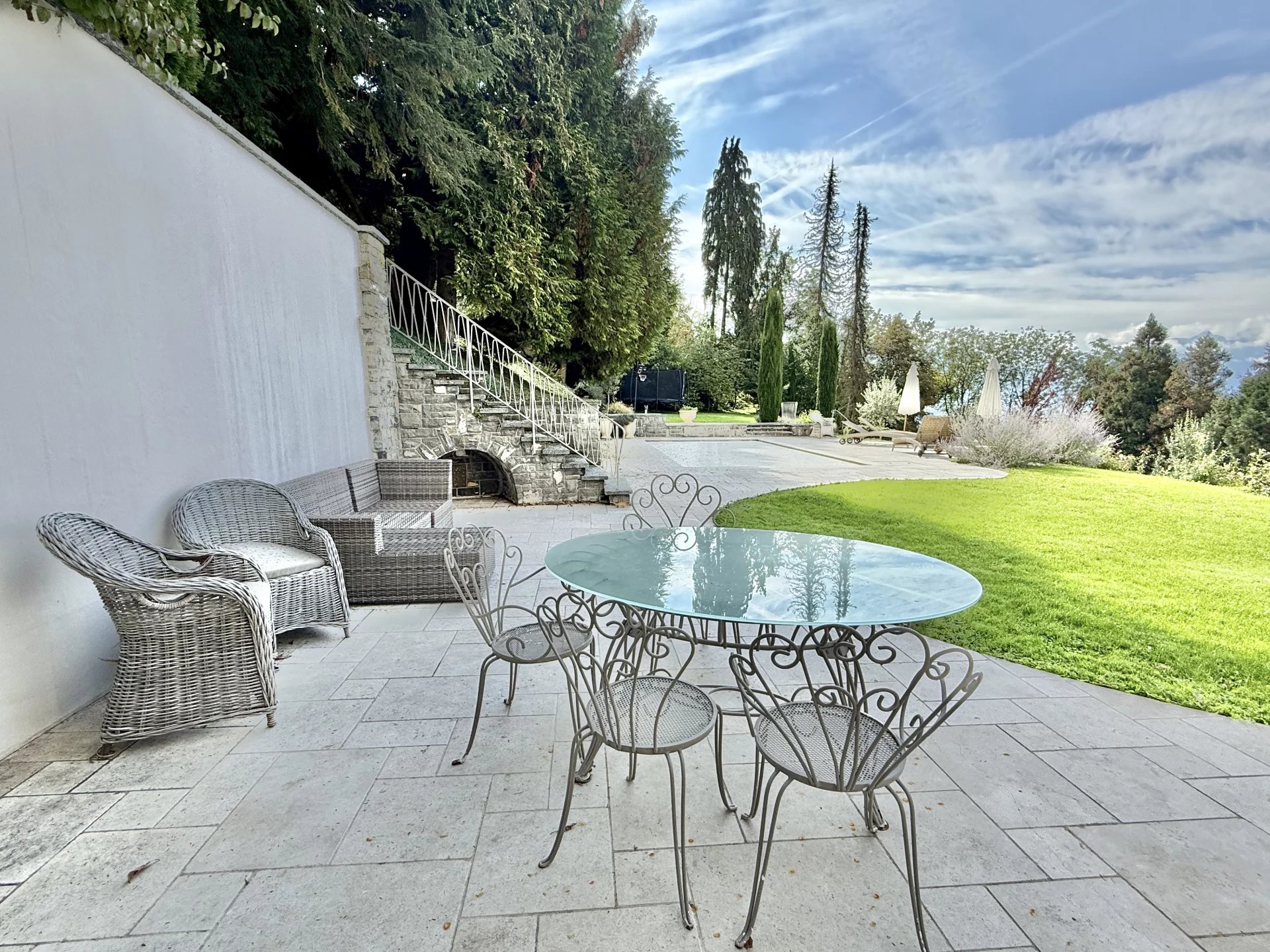 Villa panoramique avec piscine et pool house, grand terrain