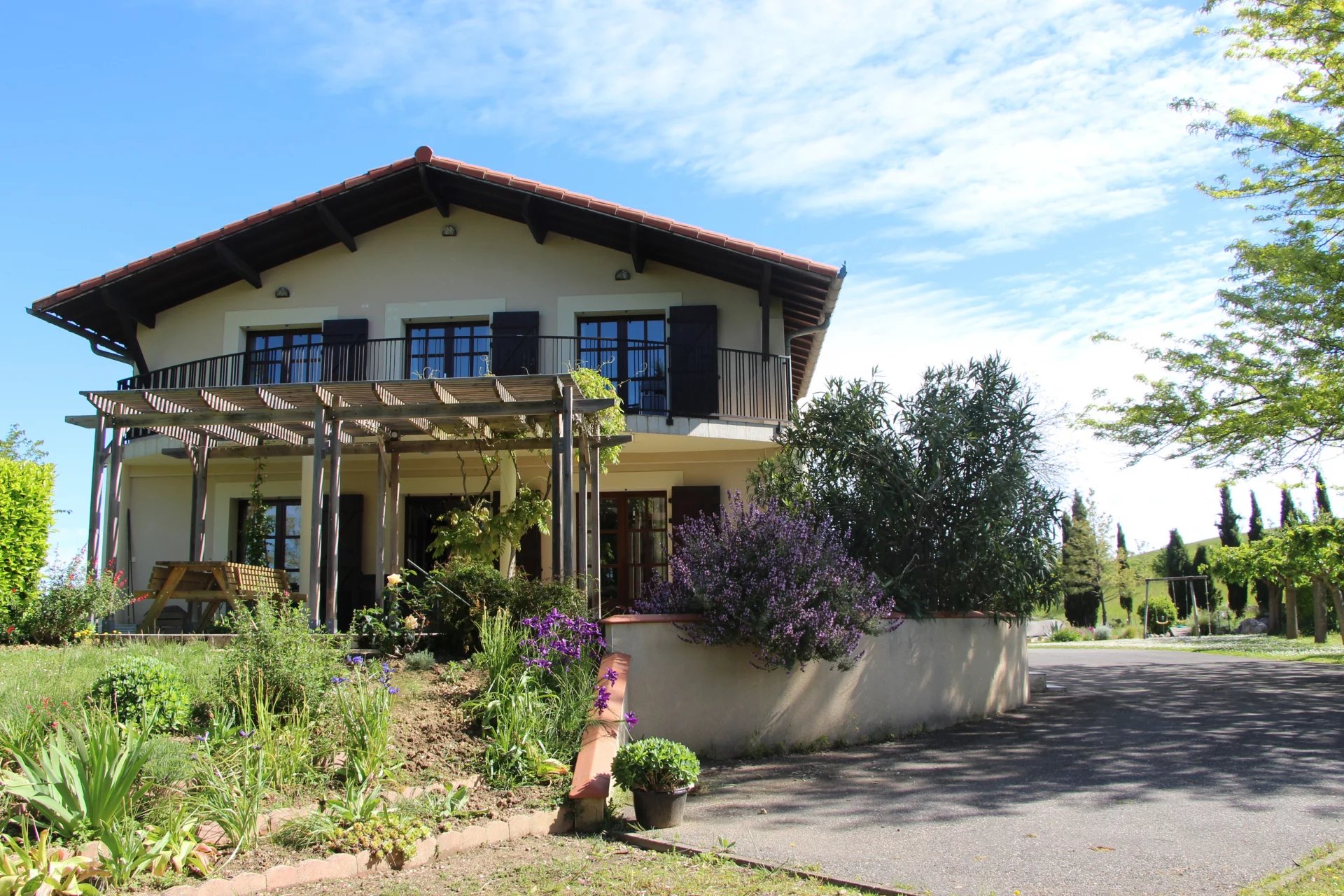 Ferme restaurée avec vue imprenable et potentiel de revenus