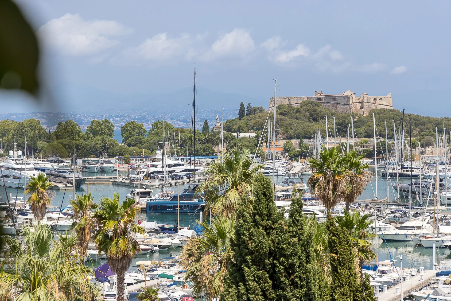 Superb Renovated Apartment – Antibes City Center, Vauban District – Open View of the Port