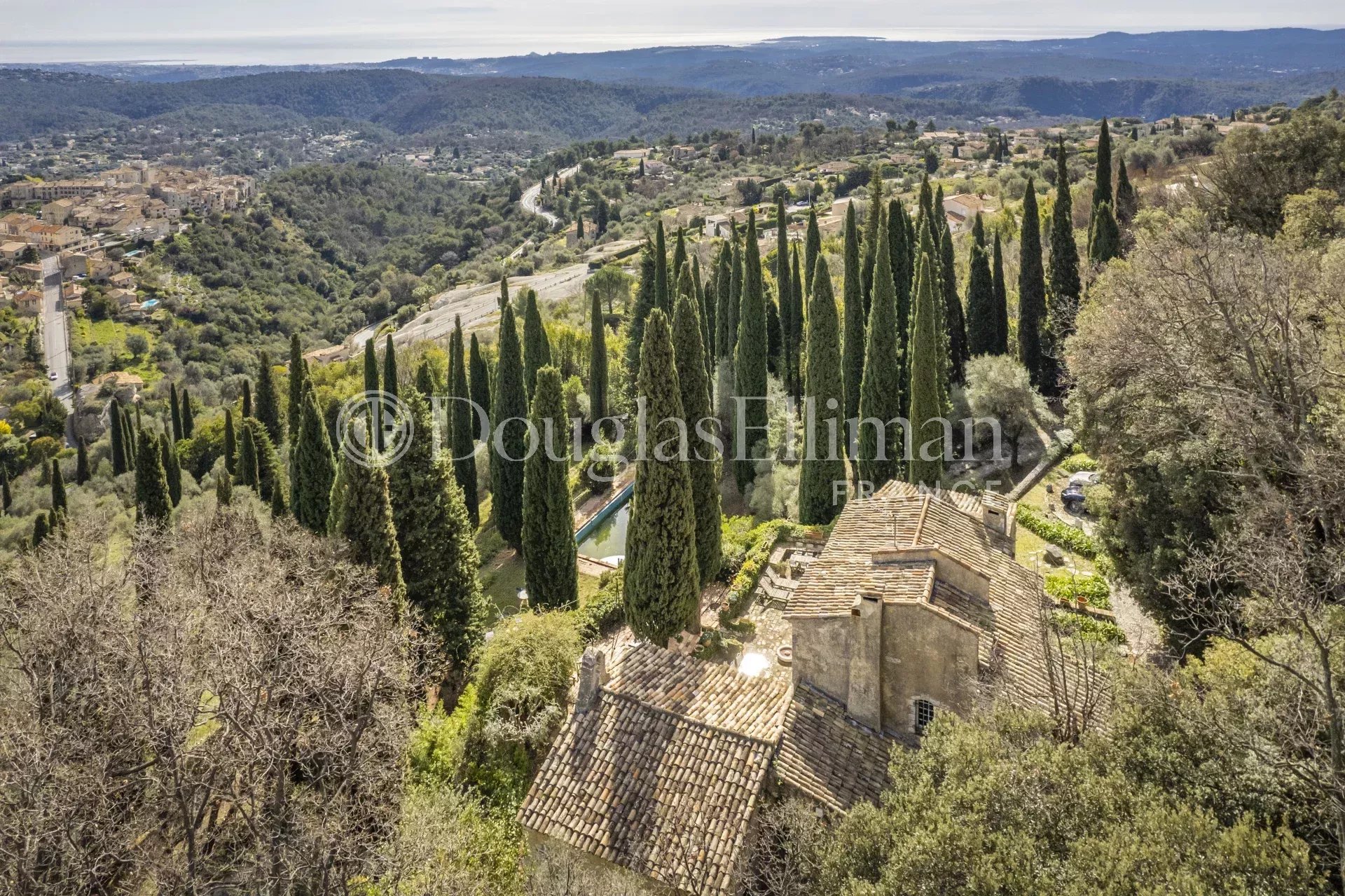 TOURRETTES-SUR-LOUP : Une superbe propriété en pierre avec vue panoramique - Image nᵒ2