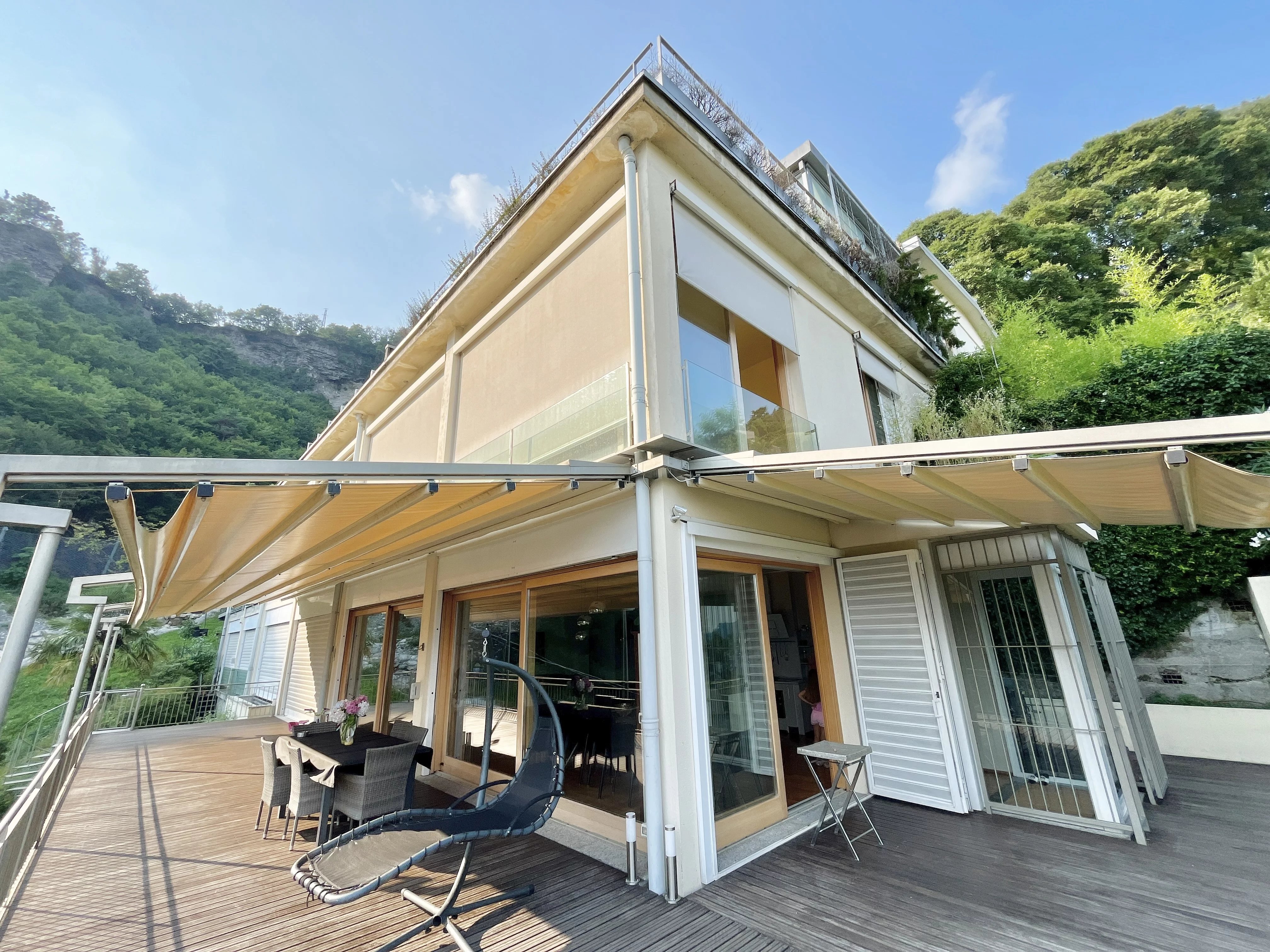 Appartement avec Plafonds Hauts, Baies Vitrées Panoramiques et Jardin Privé au Cœur de Cernobbio - picture 5 title=