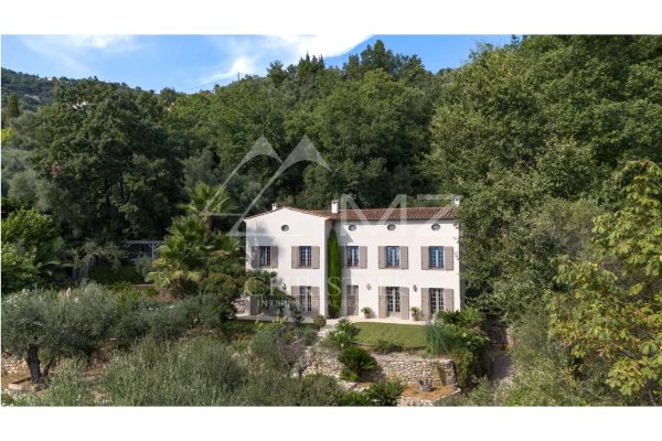 VCharming villa in a green setting with panoramic views — photo 1