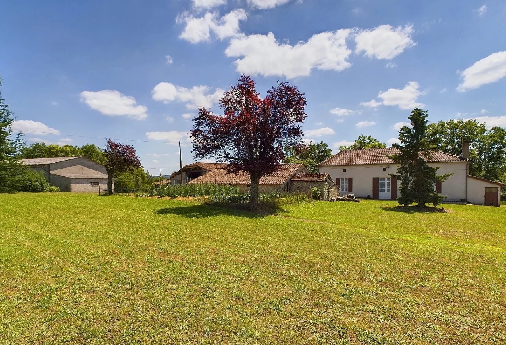 Beau corps de ferme avec dépendances et 12 hectares de terrain