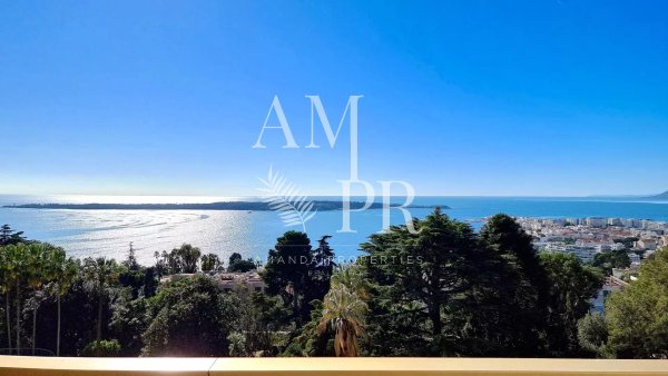Apartment with sea view in a prestigious residence — photo 1