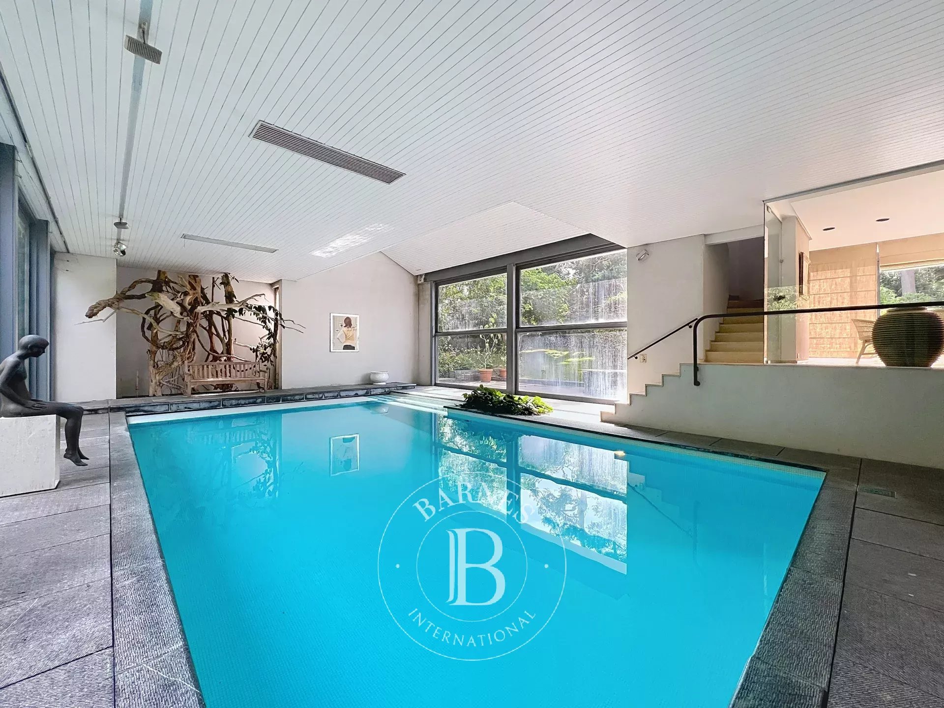 Uccle - Sublime villa Corbiau sur un beau terrain arboré