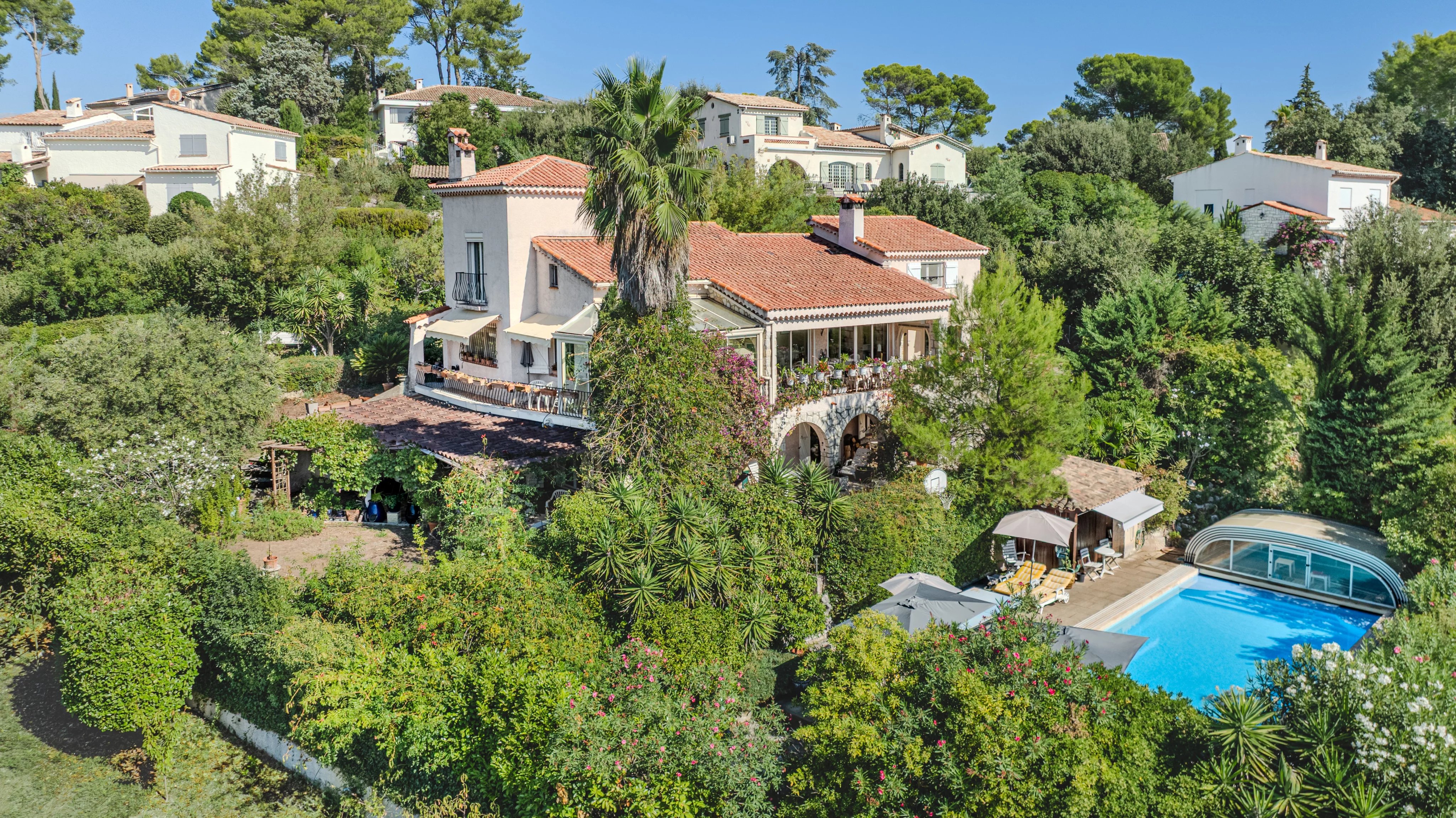 Spacious Provençal villa with a view, heated pool in a private estate - Roquefort-les-Pins