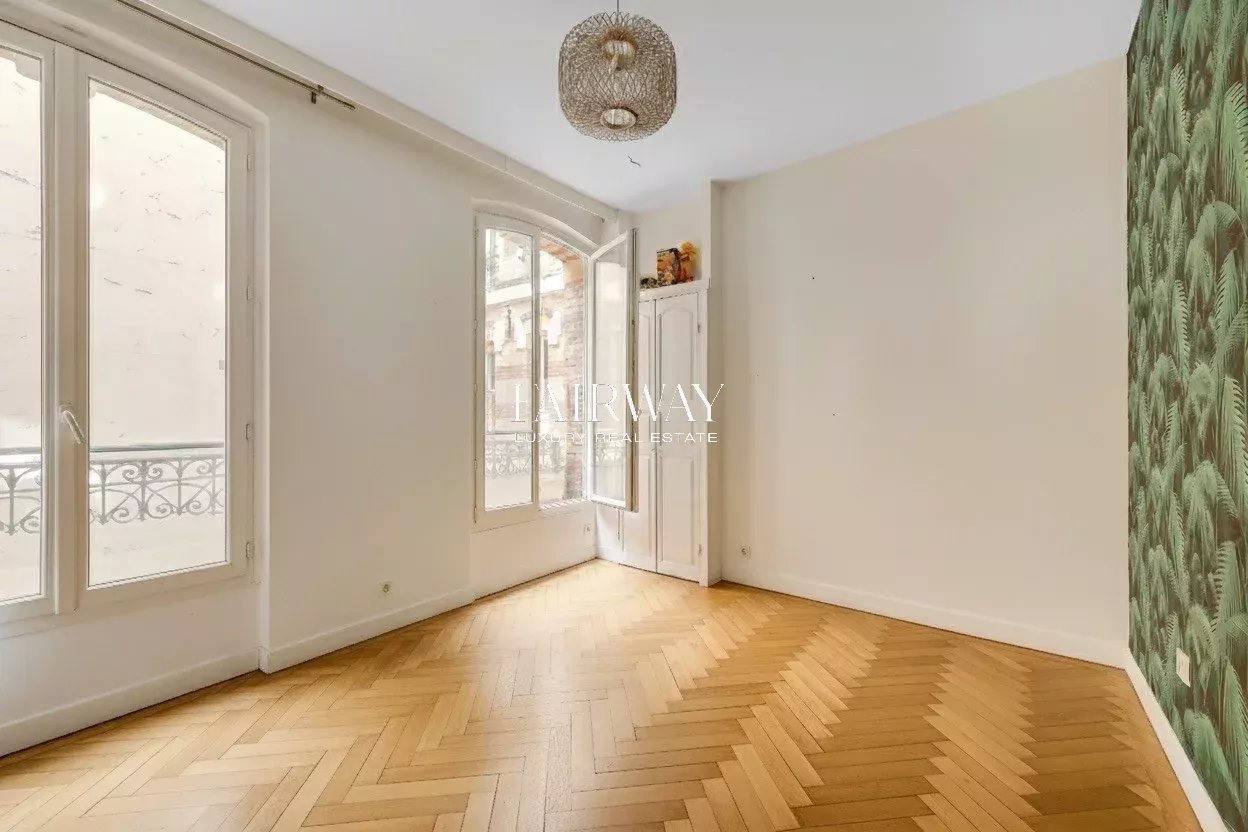 Appartement familial traversant de 114m² avec balcon et 3 chambres au cœur des Batignolles – Paris 17ᵉ