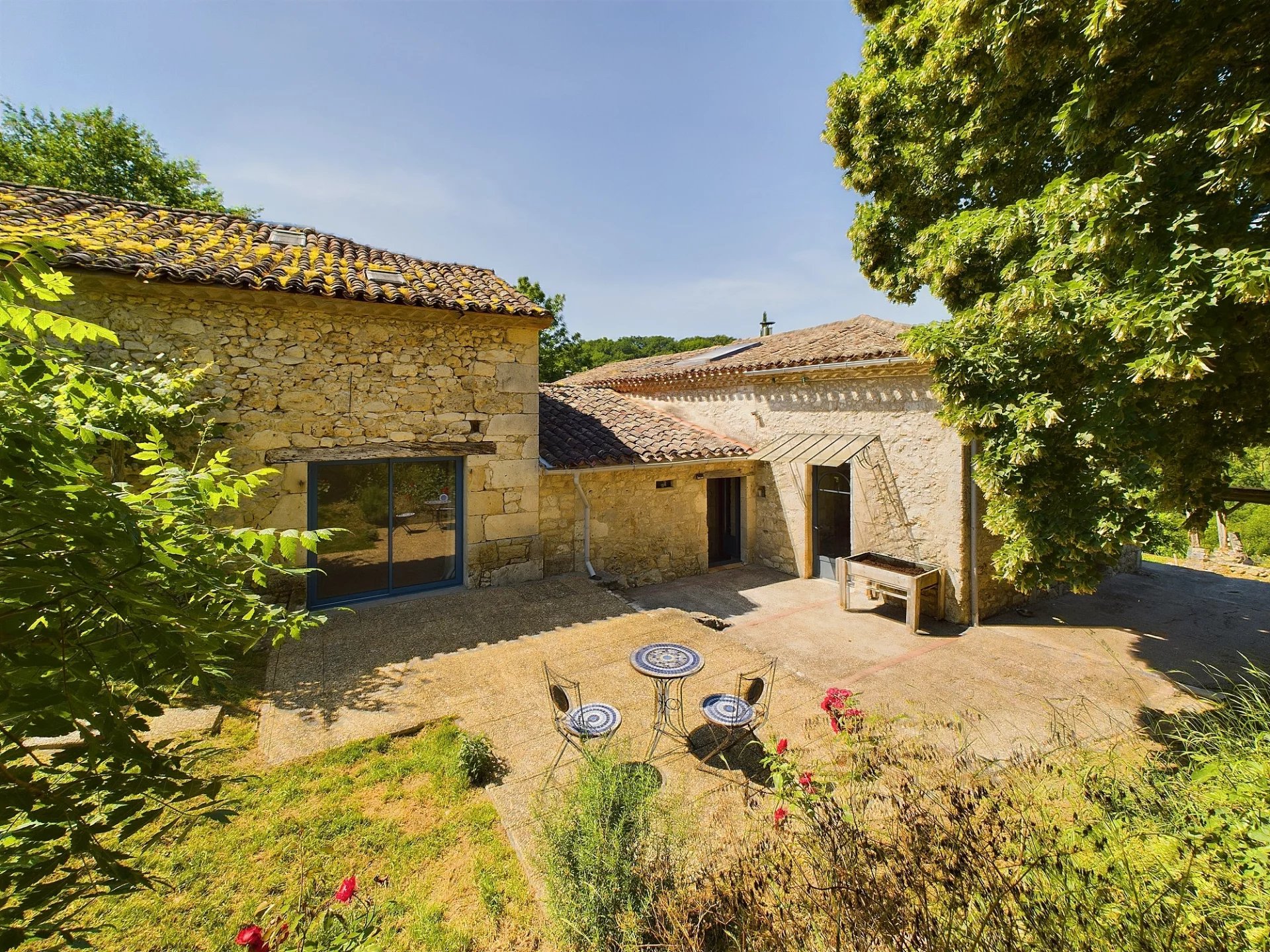 Bel ensemble en pierre avec grange, piscine, sur près de 4ha de terrain