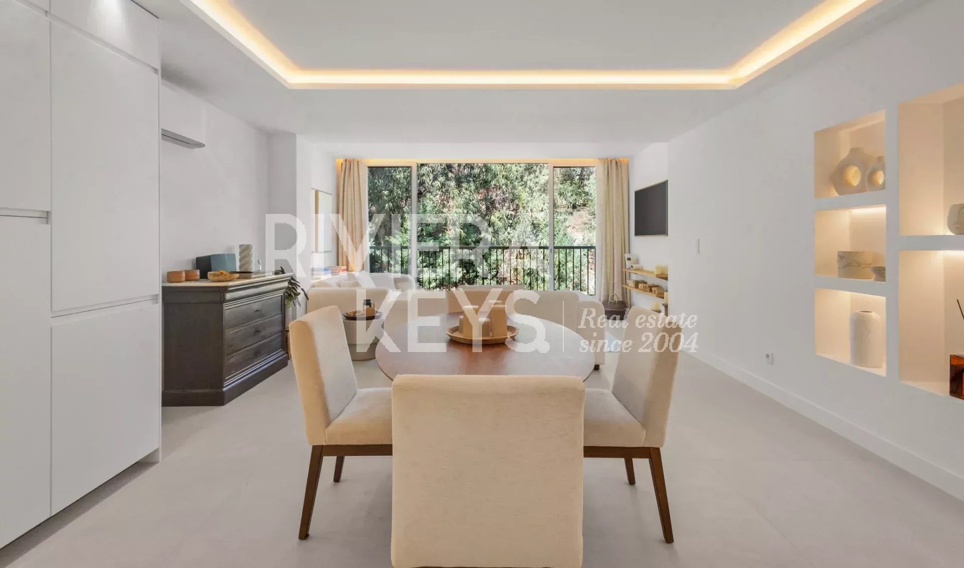 CANNES – Super Cannes: Exklusive hochwertig modernisierte Wohnung in gesicherter Residenz mit Pools und Tennisplatz