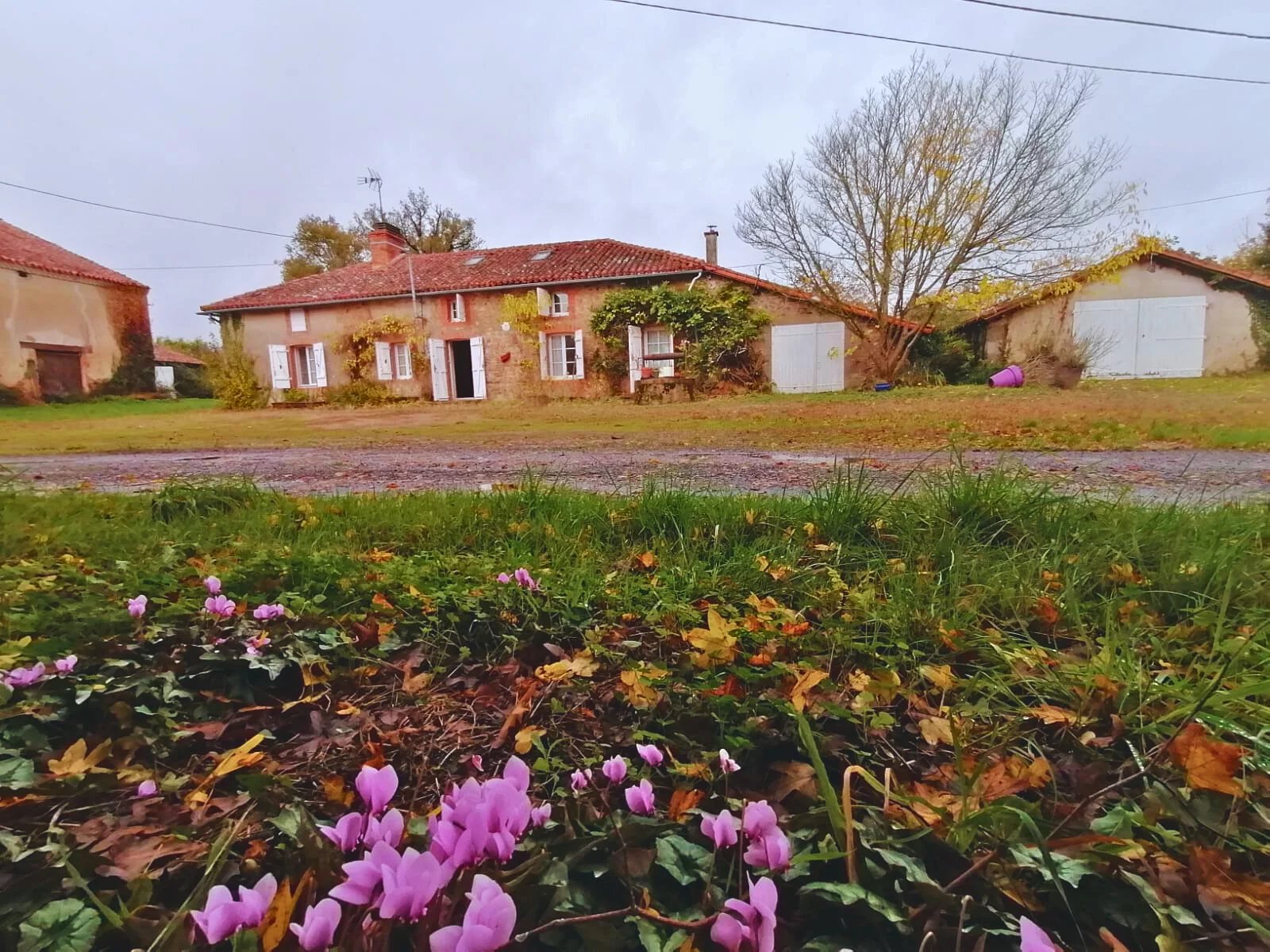 Ancien corps de ferme avec terrains à Luchapt