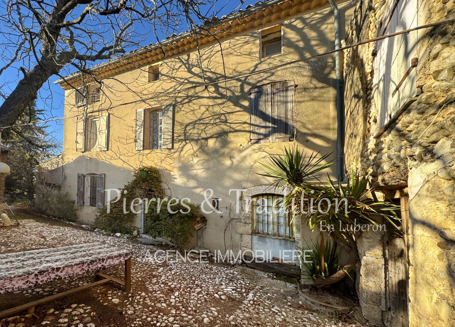 Provence, magnificent farm to renovate with its outbuildings