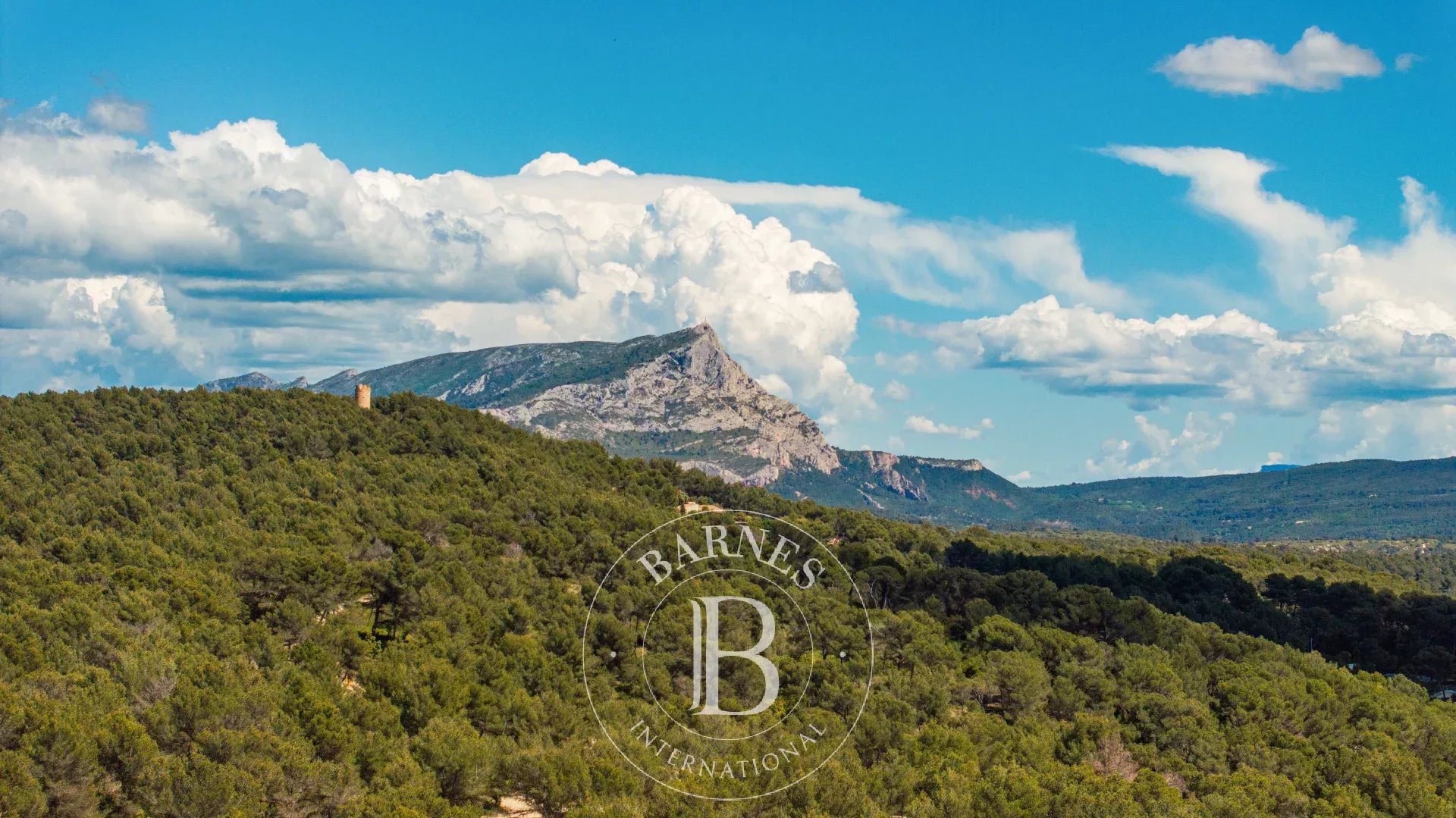 AIX-EN-PROVENCE – EXCEPTIONAL 350 M² PROPERTY – 1.2 HA PARK – SWIMMING POOL – GARAGE – PANORAMIC VIEW OF MONTAGNE SAINTE-VICTOIRE
