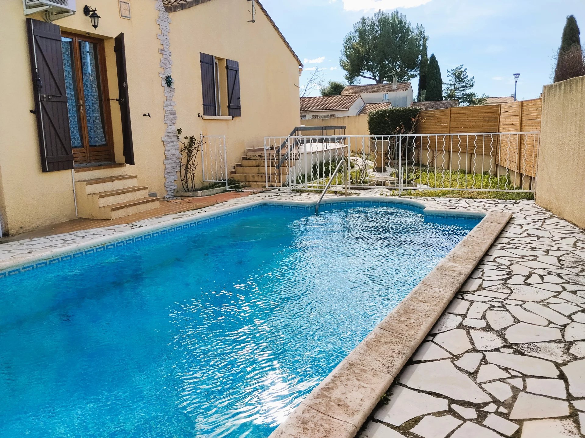 Maison à fort potentiel avec dépendance et piscine – Marguerittes centre à pied