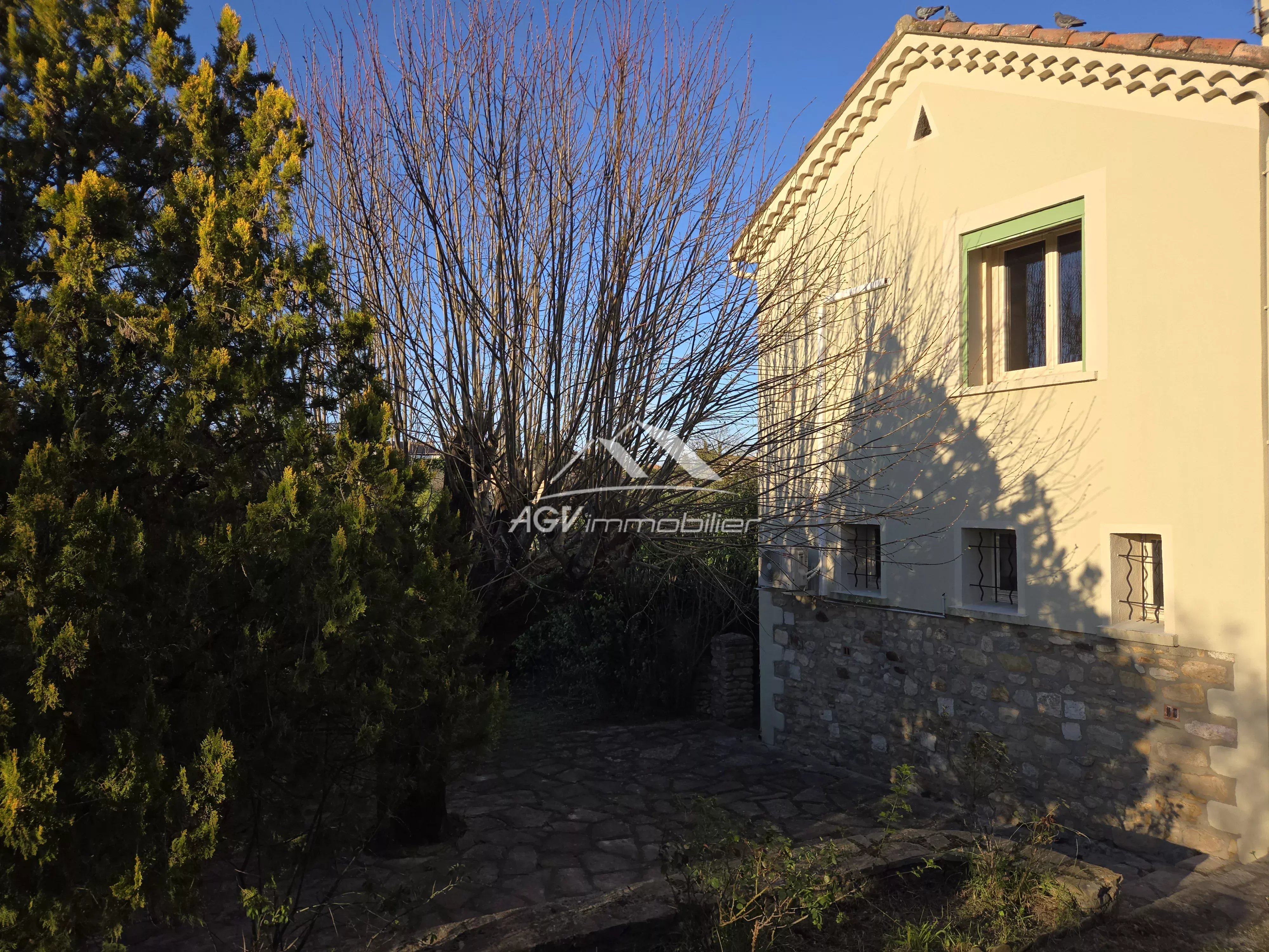Maison en pierres, 2 logements,double garage