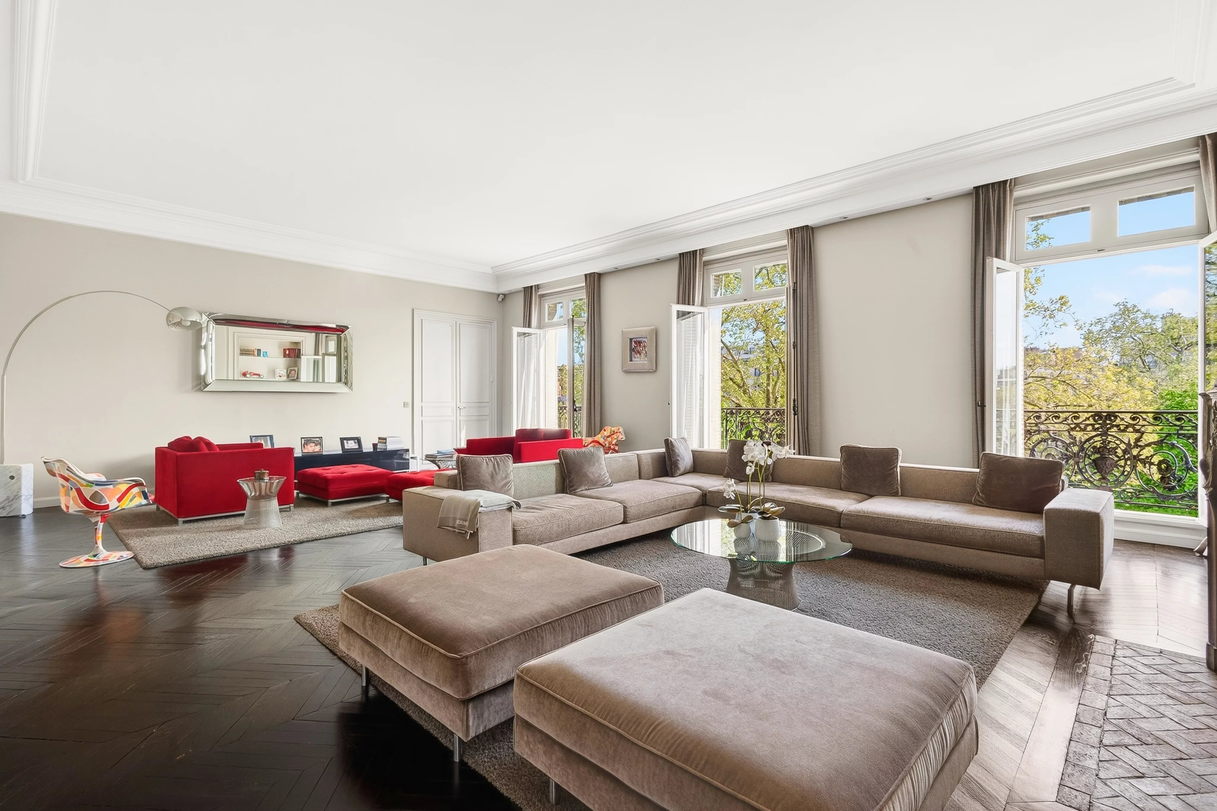 AVENUE FOCH - EXCEPTIONAL SOUTH-FACING APARTMENT WITH SPECTACULAR VOLUMES