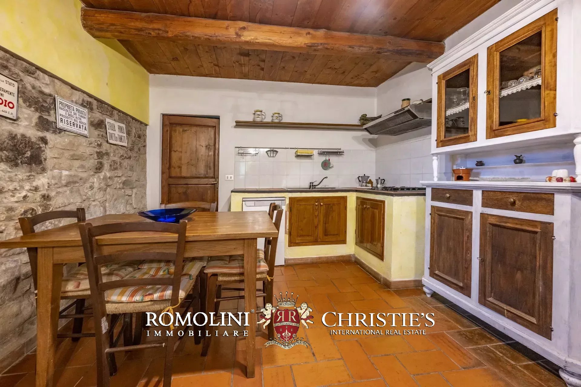 101-HA ESTATE WITH NATURAL SPRINGS FOR SALE BETWEEN AREZZO AND FLORENCE