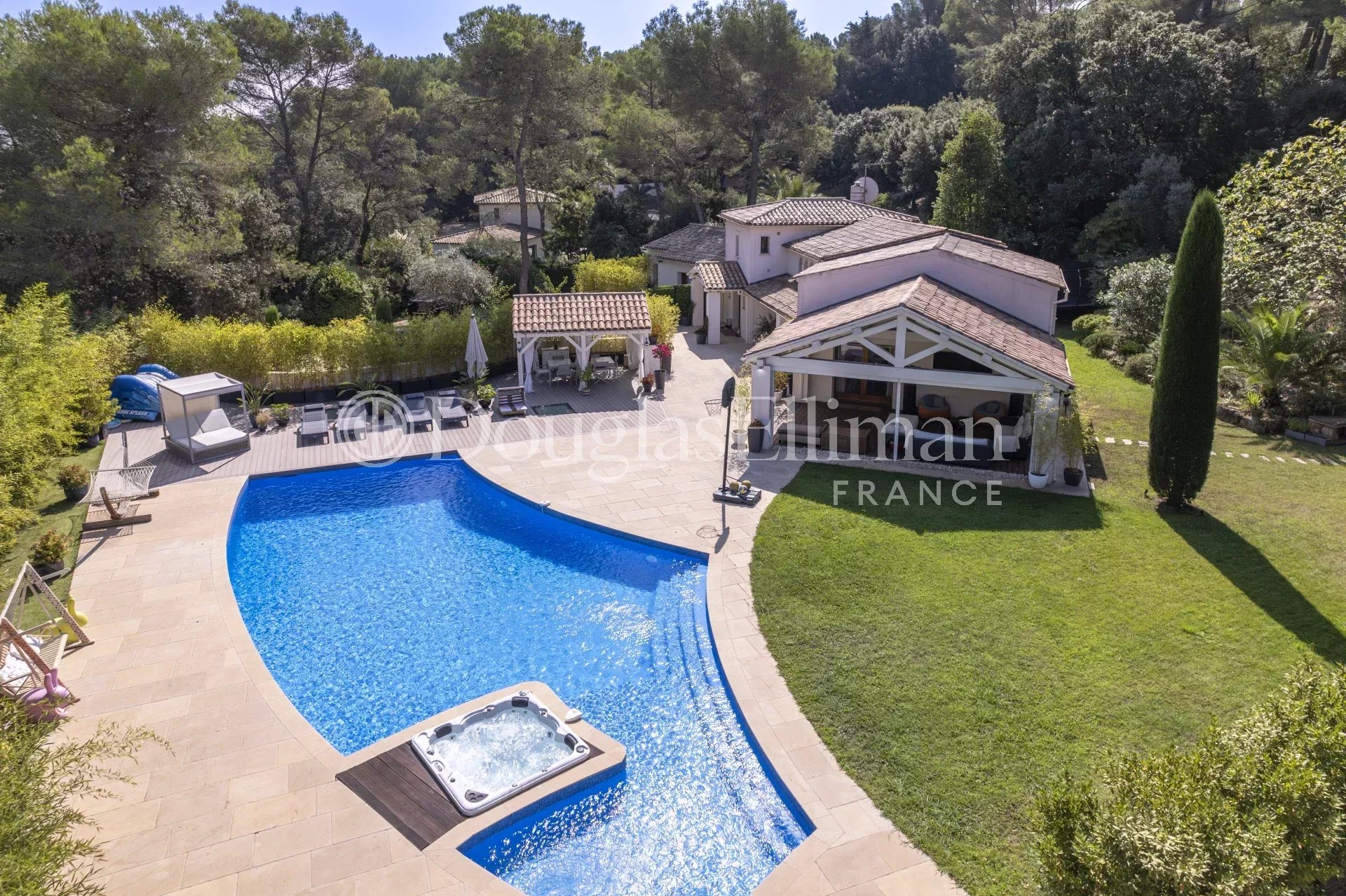 MOUGINS – Villa dans un prestigieux domaine - Image nᵒ3