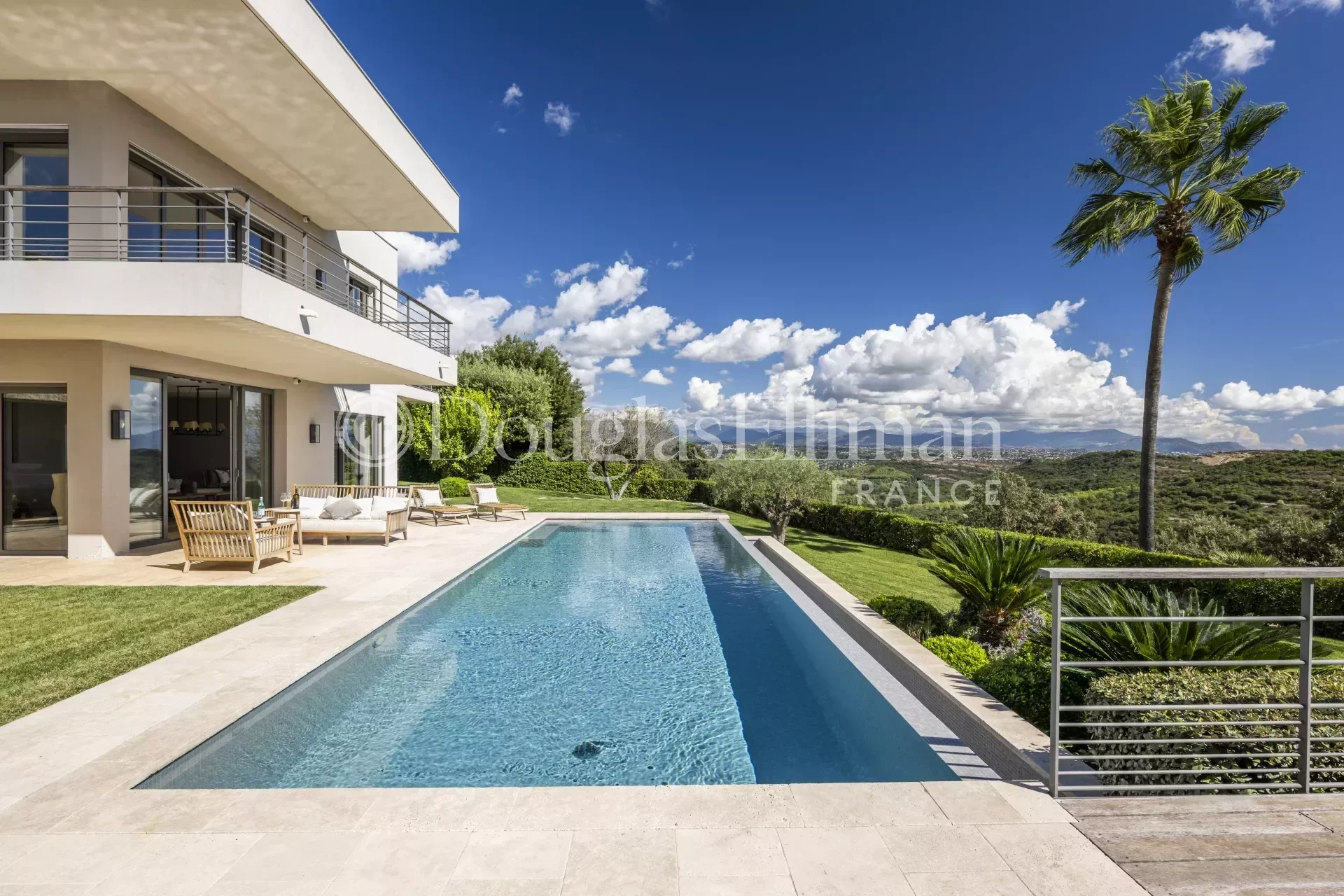 NEAR VALBONNE – Luxury property with panoramic sea view - Picture n°2