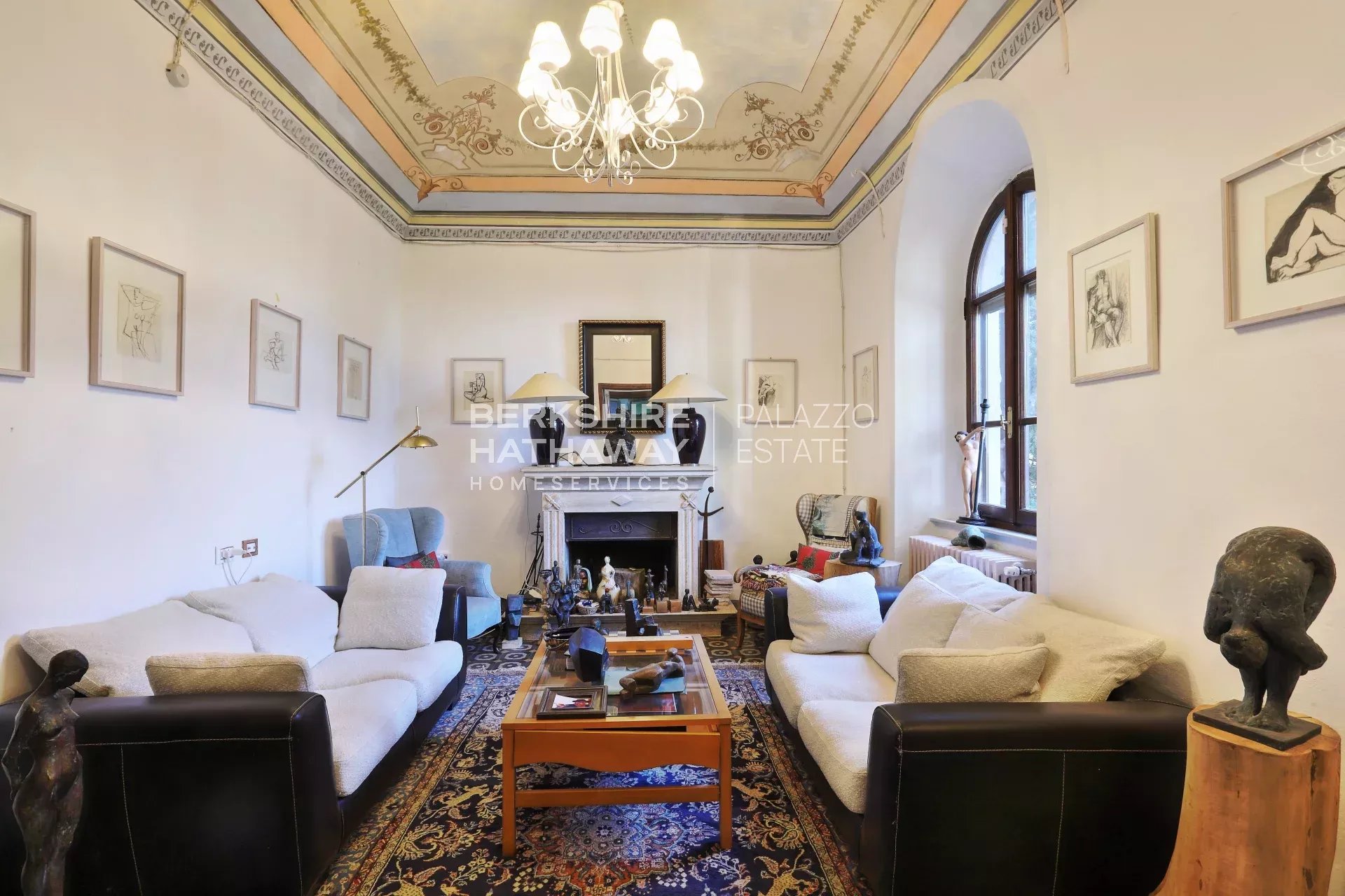 Elegante Villa d'Epoca con Vista Mare e Piscina a Riparbella