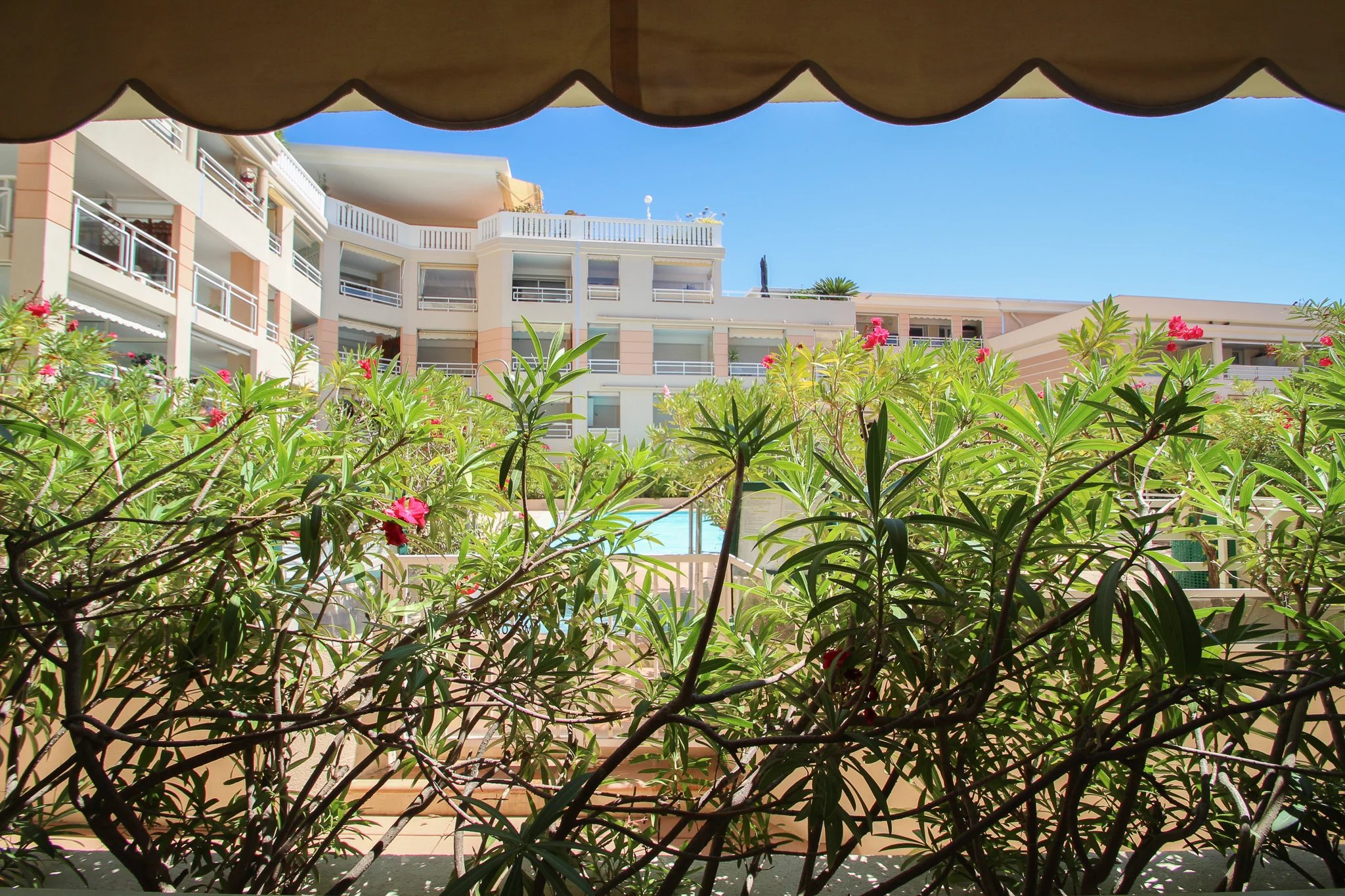 Charmant appartement 2 pièces de plain-pied (avec parking) à deux pas de la mer  Golfe-Juan